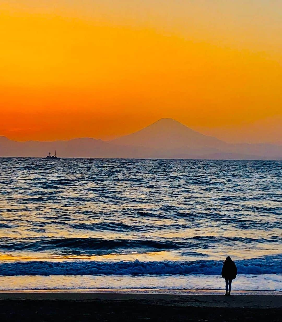 田中杏子さんのインスタグラム写真 - (田中杏子Instagram)「3月の秋谷海岸は、 やっぱり少し肌寒い🌊☄️ 空気が澄んでるからかな。 夕陽が赤いね。  #akotanaka #夕陽に浮かぶ富士山 #絵みたいな風景」3月21日 18時00分 - akoakotanaka