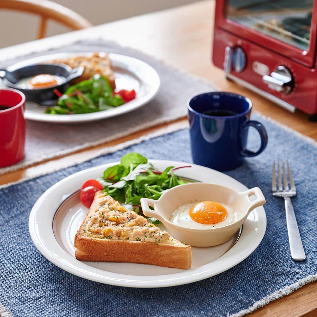東急ハンズさんのインスタグラム写真 - (東急ハンズInstagram)「朝パン派の皆さん、高級トースターを使わずに、いつものトーストを手軽においしくする方法をご存知ですか？⁣ ⁣ いつものトーストをワンランクアップするアイテムや、忙しい朝の時間を豊かにするトースターがあれば、より充実した「朝ごパン」TIMEが過ごせますよ！⁣ ⁣ ⁣ トースト専用皿でパリッと食感が続く♪⁣ 珪藻土の約5倍の吸・放湿量で、焼きたてパンの蒸気を吸い、サクッと食感をキープしちゃいます🥙⁣ ⁣ マーナ エコカラット トースト皿 ホワイト 1,880円＋税⁣ ⁣ ⁣ スチーマーからでる蒸気で、いつもの食パンがまるで高級食パンに！？⁣ 20秒ほど水に浸してから、今あるご自宅のトースターの中に入れてパンと一緒に焼くだけ！外はサクッ、中はふわっの感動食感に仕上がります✨⁠⁣ ⁣ マーナ トーストスチーマー 1,080円＋税⁣ ⁣ ⁣ 同時に違う料理がつくれる2段タイプの〈トフィ オーブントースター〉もおすすめ！⁣ おしゃれな耐熱陶器で、調理した後そのままテーブルへ運べる〈TOOLS ディッシュ&ベーカー〉と一緒に使えば、目玉焼きとトーストが一度につくれるので効率的です！充実した朝のパン活が楽しめますよ😊⁣ ⁣ トフィ オーブントースター 5,000円＋税⁣ TOOLS ディッシュ&ベーカーS 各800円＋税⁣ ⁣ ⁣ ヒントマガジンで詳しく紹介しています♪⁣ https://hands.net/hintmagazine/kitchen/2003-toaster.html ⁣ ⁣ ⁣ #東急ハンズ #ハンズでみっけ #ハンズでゲット #ハンズ #tokyuhands #ヒントマガジン⁣ #トーストスチーマー #マーナ #食パン #食パンアレンジ #食パンレシピ #食パン大好き #トースト #トースト部 #トーストアレンジ #トーストレシピ #朝食作り #朝食パン #パン活 #朝はパン #パンのある生活 #ワンランク上の生活 #オーブントースター #トースターレシピ #トフィー #おうちごはん #トースト皿⁣ ※一部店舗では取扱いがない場合がございます。」3月21日 18時00分 - tokyuhandsinc