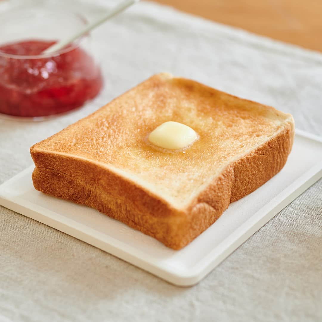 東急ハンズさんのインスタグラム写真 - (東急ハンズInstagram)「朝パン派の皆さん、高級トースターを使わずに、いつものトーストを手軽においしくする方法をご存知ですか？⁣ ⁣ いつものトーストをワンランクアップするアイテムや、忙しい朝の時間を豊かにするトースターがあれば、より充実した「朝ごパン」TIMEが過ごせますよ！⁣ ⁣ ⁣ トースト専用皿でパリッと食感が続く♪⁣ 珪藻土の約5倍の吸・放湿量で、焼きたてパンの蒸気を吸い、サクッと食感をキープしちゃいます🥙⁣ ⁣ マーナ エコカラット トースト皿 ホワイト 1,880円＋税⁣ ⁣ ⁣ スチーマーからでる蒸気で、いつもの食パンがまるで高級食パンに！？⁣ 20秒ほど水に浸してから、今あるご自宅のトースターの中に入れてパンと一緒に焼くだけ！外はサクッ、中はふわっの感動食感に仕上がります✨⁠⁣ ⁣ マーナ トーストスチーマー 1,080円＋税⁣ ⁣ ⁣ 同時に違う料理がつくれる2段タイプの〈トフィ オーブントースター〉もおすすめ！⁣ おしゃれな耐熱陶器で、調理した後そのままテーブルへ運べる〈TOOLS ディッシュ&ベーカー〉と一緒に使えば、目玉焼きとトーストが一度につくれるので効率的です！充実した朝のパン活が楽しめますよ😊⁣ ⁣ トフィ オーブントースター 5,000円＋税⁣ TOOLS ディッシュ&ベーカーS 各800円＋税⁣ ⁣ ⁣ ヒントマガジンで詳しく紹介しています♪⁣ https://hands.net/hintmagazine/kitchen/2003-toaster.html ⁣ ⁣ ⁣ #東急ハンズ #ハンズでみっけ #ハンズでゲット #ハンズ #tokyuhands #ヒントマガジン⁣ #トーストスチーマー #マーナ #食パン #食パンアレンジ #食パンレシピ #食パン大好き #トースト #トースト部 #トーストアレンジ #トーストレシピ #朝食作り #朝食パン #パン活 #朝はパン #パンのある生活 #ワンランク上の生活 #オーブントースター #トースターレシピ #トフィー #おうちごはん #トースト皿⁣ ※一部店舗では取扱いがない場合がございます。」3月21日 18時00分 - tokyuhandsinc