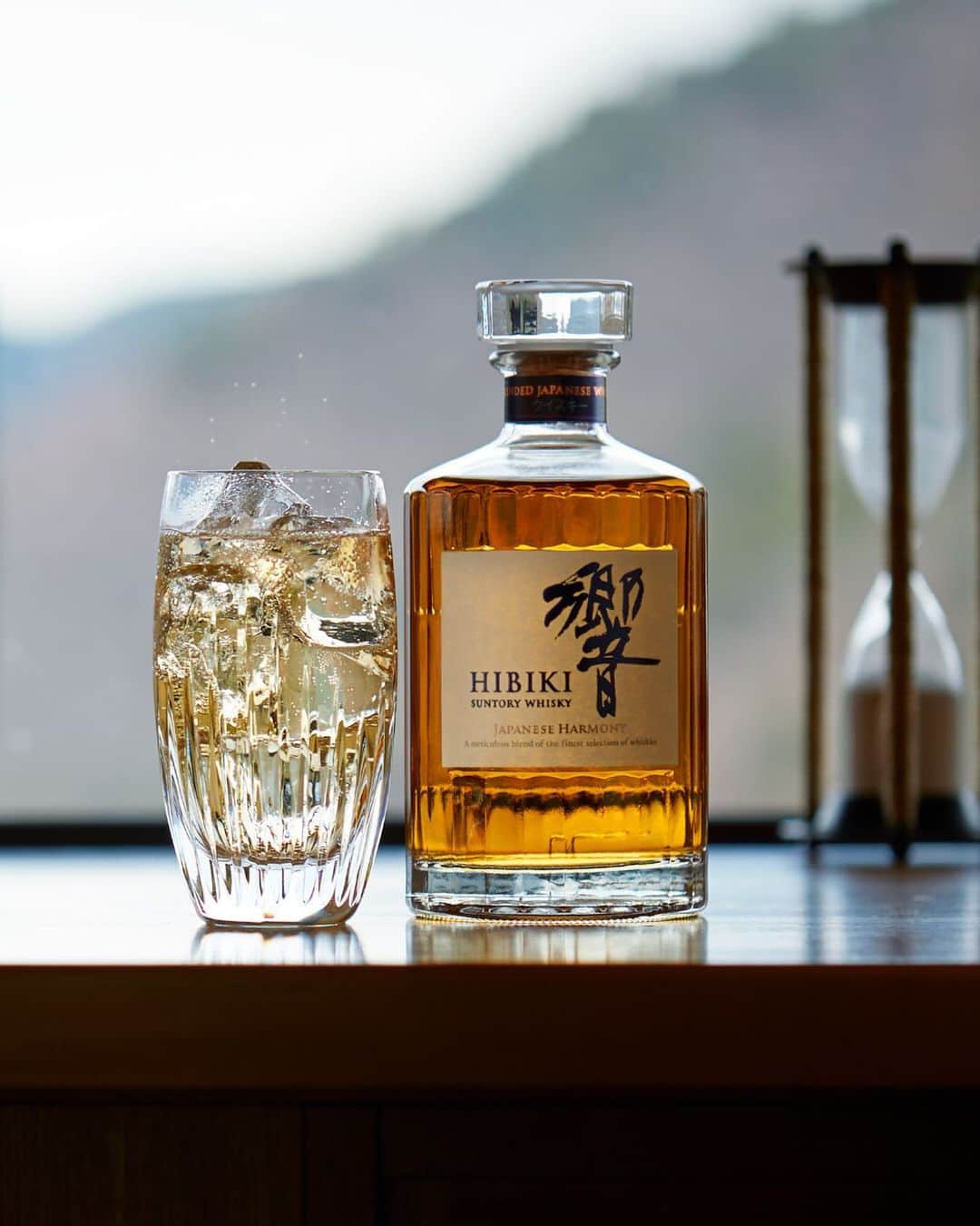 響 | SUNTORY WHISKY HIBIKIさんのインスタグラム写真 - (響 | SUNTORY WHISKY HIBIKIInstagram)「. HIBIKI TIME 手にするのは、華やかに香る響ハイボール Savor the elegant aroma of a glass of HIBIKI with soda.  #響 #hibiki #春 #spring #studyroom #privateroom #secondhouse #villa #whiskytime」3月21日 18時02分 - suntorywhisky_hibiki