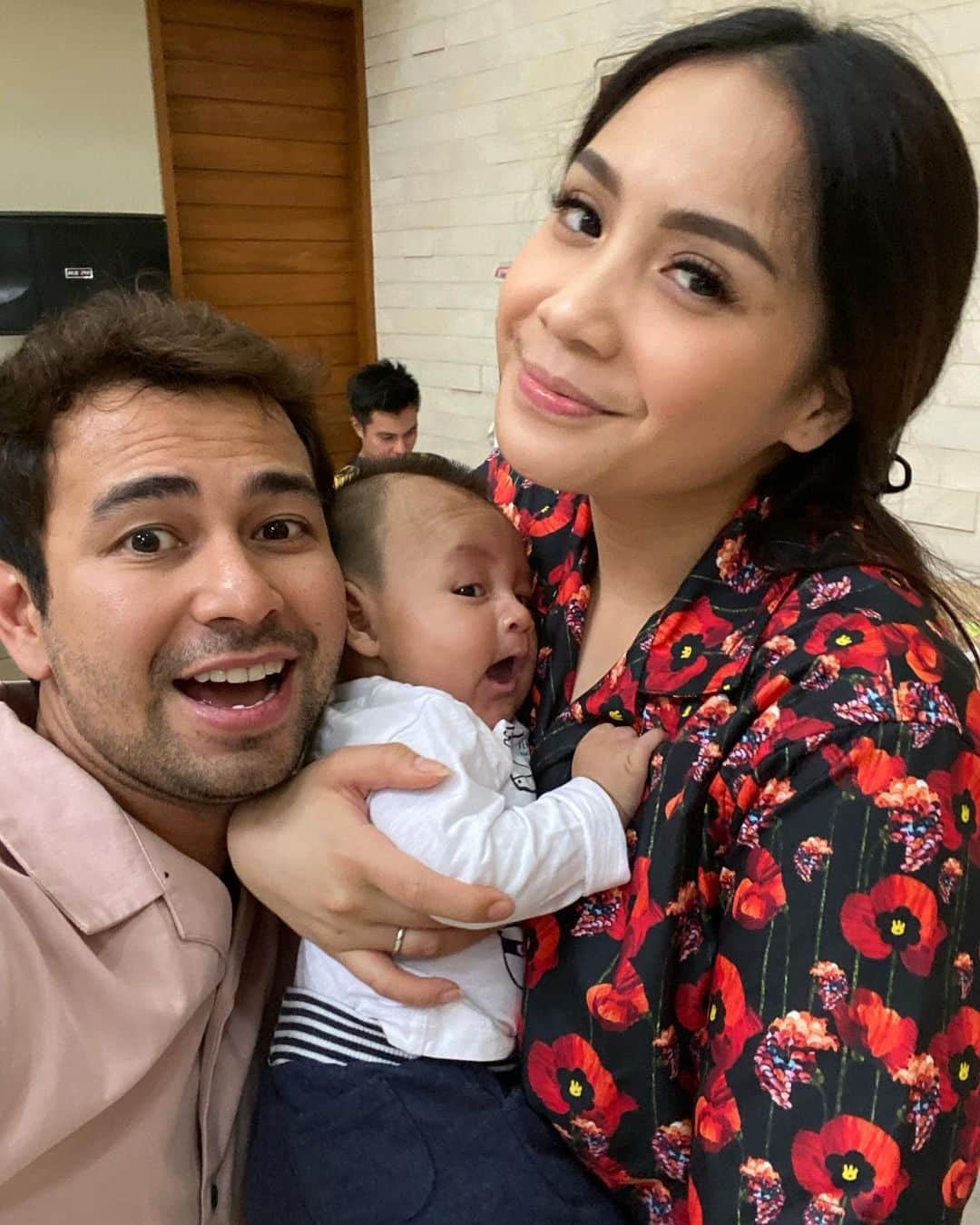 Raffi Ahmadさんのインスタグラム写真 - (Raffi AhmadInstagram)「Cuteeee banget Kiano ❤️ Bapaknya Kiano dibelakang tuh lg ngapaain🤣」3月21日 18時08分 - raffinagita1717