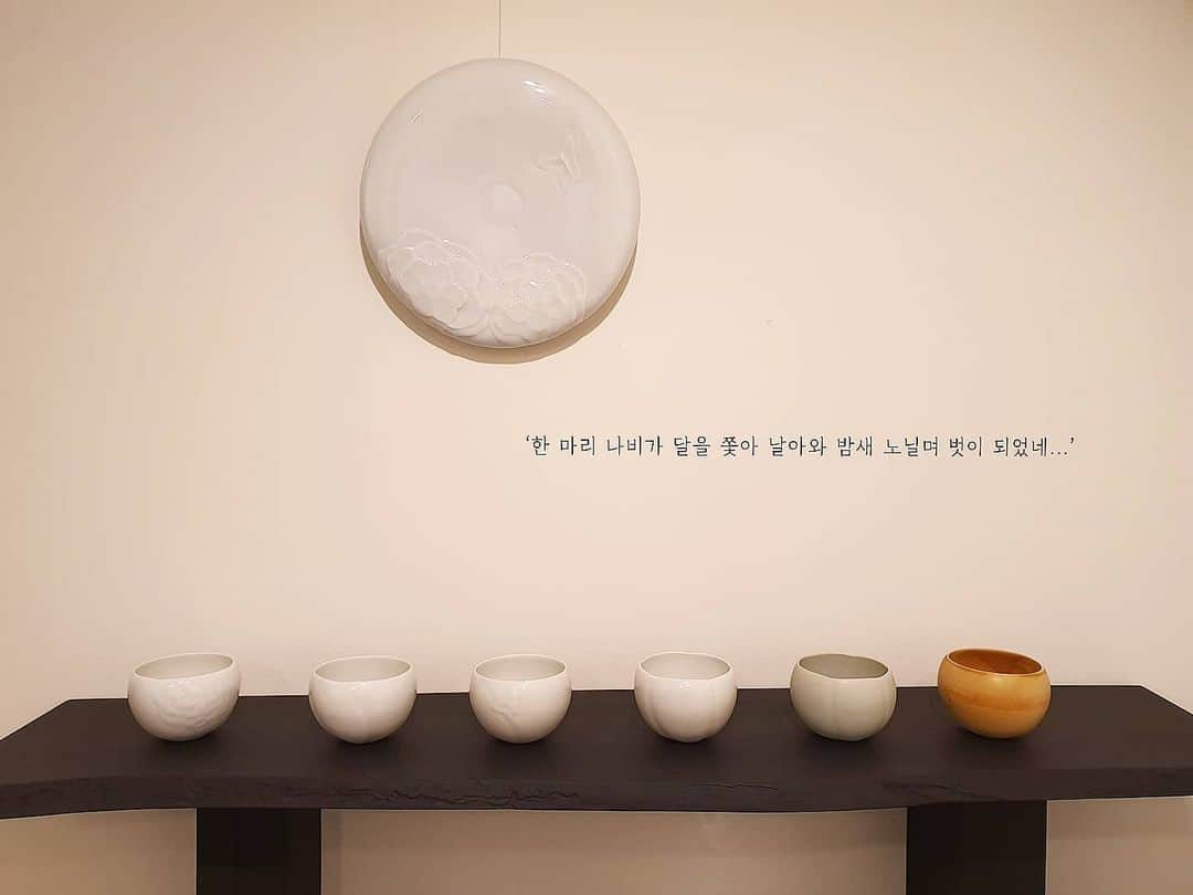 イ・ハニさんのインスタグラム写真 - (イ・ハニInstagram)「낮과 밤의 길이가 같아진다는 #춘분. 그날의 차회. 꽃, 차, 다과, 다기, 팽주의 정성, 음악, 시, 공간까지. 오랜만에 느끼는 충만함.  그녀의 디테일하고 깊이있는 섬김과 배려에 무언가 어루만져짐이 있는 차회였다. . 어여 이 시간들이 지나고 사랑하는 이들과 맘 편히 조우하는 날들이 어서 오길.  #소소한것들이그리운요즘. 오늘 내 자리에서 할 수 있는 것 들에 집중하며 조용히 사브작 대봐요. 다들 힘냅시다요! 💛 . Thanks to @shinkyunghee_pottery @tea_and」3月21日 18時09分 - honey_lee32