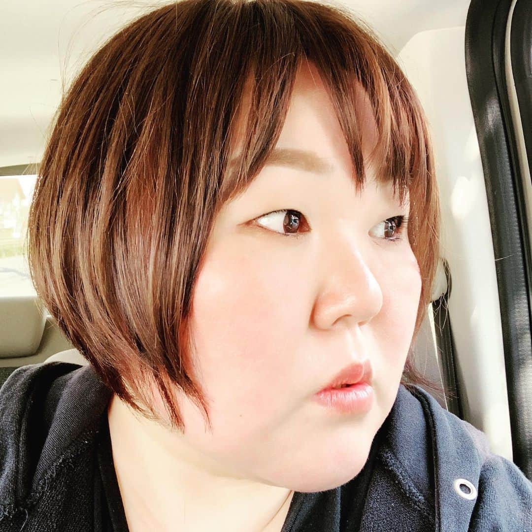 柏崎桃子さんのインスタグラム写真 - (柏崎桃子Instagram)「髪を切ったのだ。  久しぶりにショート。  ホントはピンクにしたい。  でもきっと職場がNGだ。笑  上司の方、ブログ見てますかー！ピンクダメですかー？？ ……。 ダメだよなー笑  #美容室 #美容院 #サロン #ヘアスタイル  #カット #ショートボブ  #イメチェン #春ですし #スッキリした」3月21日 18時17分 - momoko_kashiwazaki