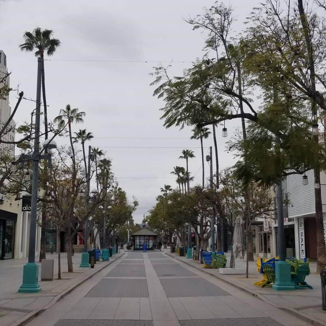 内田恭子さんのインスタグラム写真 - (内田恭子Instagram)「Santa Monica. So empty... 空っぽのサンタモニカ。LAの友人より。ちなみに彼は報道ニュースのカメラマンとして外出しています。世界中に不安が募る今。できるだけポジティブな気持ちで乗り切りたいですね。家族や近い友人のありがたさを感じて、お互い思いやりをもって支え合っていきましょう！！ #coronavirus #thinkpositive #hopeitwillbebetter #新型肺炎 #内田恭子　#kyokouchida」3月21日 18時19分 - kyoko.uchida.official