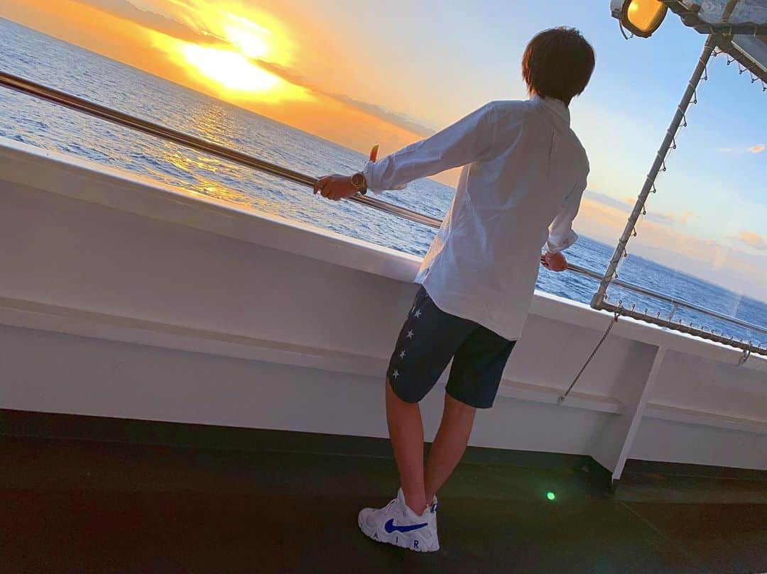 松村淳平のインスタグラム：「ハワイの夕陽☀️ 船から見る夕陽最高だったなぁ、、 皆さん3連休は何してますか！ . #ハワイ #ハワイ旅行  #ハワイ生活 #hawaii #hawaiistagram #hawaiilife #vtwelve #nikeairmax #sunset_pics」