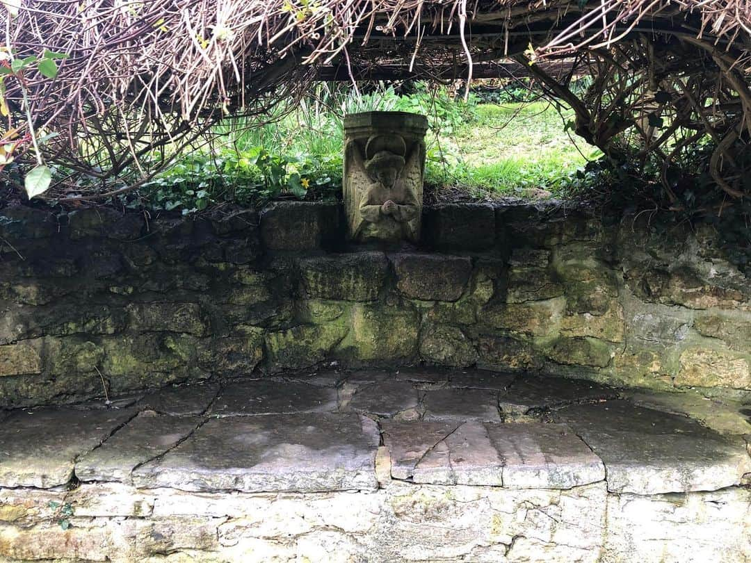 岡倫之さんのインスタグラム写真 - (岡倫之Instagram)「I heard that John Lennon made the famous song "Imagine" while sitting on this bench in Chalice Well? チャリス・ウェル庭園にある「天使のベンチ」。 ジョン・レノンがこのベンチに座りながら「イマジン」を作ったらしいが、余も新しい技「幻想殺し(イマジンブレイカー)」を考えたぞ！ #GreatOKharn #wrestler #prowrestling #RevProUK #njpw #england #Glastonbury #ChaliceWell #overseasexpedition #overseaslife #britishlife #overseasscenery #britishscenery #オーカーン #プロレス  #プロレスラー #新日本プロレス #イギリス #グラストンベリー #海外遠征 #海外生活  #イギリス生活 #海外の風景 #イギリスの風景  #チャリスウェル #ジョンレノン #上条当麻 #とある魔術の禁書目録 #幻想殺しイマジンブレイカー」3月21日 18時30分 - great_o_khan