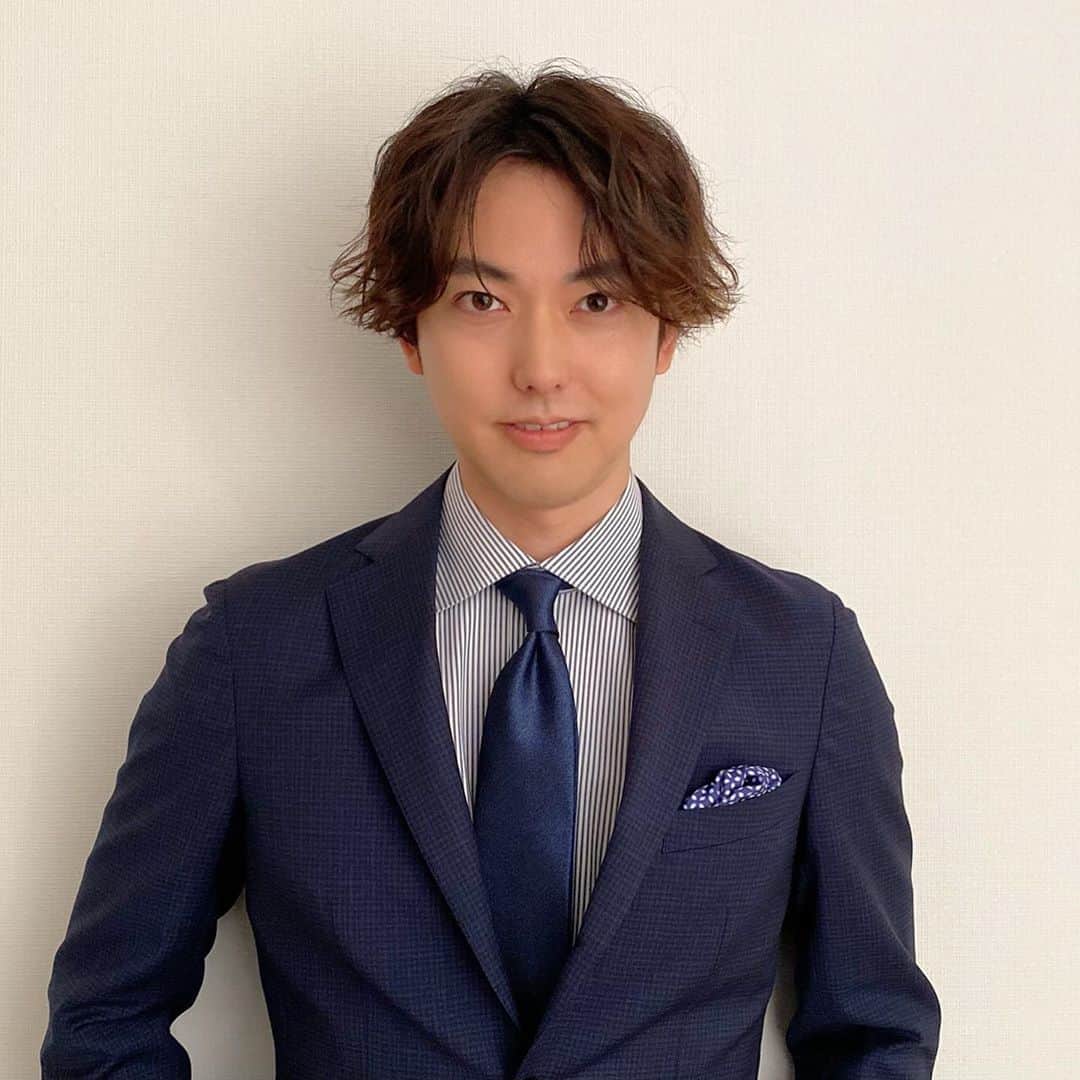 ないとーのインスタグラム：「雑誌「and GIRL」でスーツ男子として撮影して頂きました！  #スーツ男子 #andgirl」