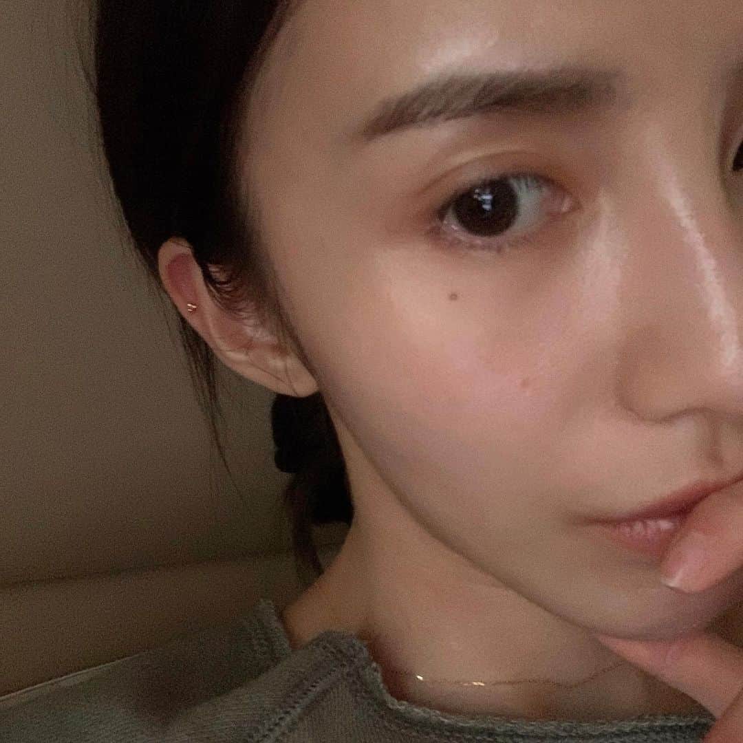 チャン・チュンニンのインスタグラム：「一時興起決定去馬偕 把很想雷射掉的痣  除掉 剛好是口罩遮住的位置  也沒想太多就跑去了  比起其他部位臉真的很難照顧  因為護士有交代 這段期間要好好防曬免得反黑 所以一直在看有沒有什麼隔離 有潤色外防曬系數又高的 ! 有推薦的嗎？」