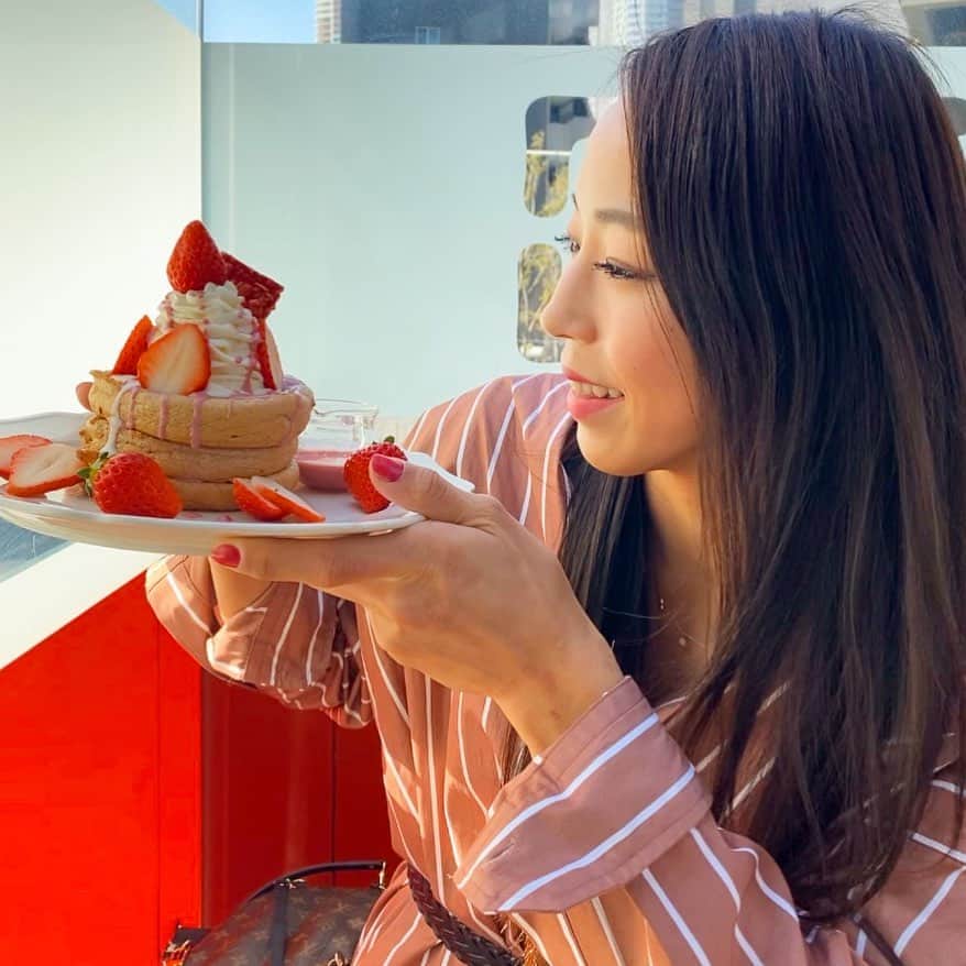 野口啓代のインスタグラム：「🥞🍓Day Off🧁☕️ . . 家の近くに人気のパンケーキ屋さんを発見っ🕵🏻‍♀️ 久しぶり過ぎるパンケーキ美味しすぎて震えた•••🤤💓 . . 一緒に食べてくれる友達募集中~👭🏻 #苺パンケーキ　#クリームブリュレ #パンケーキ」