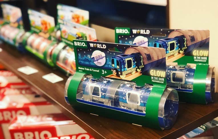 kidzoo+さんのインスタグラム写真 - (kidzoo+Instagram)「【33970 メトロトレイン＆トンネル】  暗闇の中、メトロトレイン＆トンネルが光る。 このセットには２両のメトロトレインと特別にデザインされたトンネルが含まれています。　暗闇の中でともに模様が光ります。 メトロエンジンと乗客用ワゴンはBRIO標準のマグネットで互いに、また他の車両と連結できます。車両の中には別売のBRIOのフィギュアが２個　乗せられます。 パッケージとして使用されていたトンネルは上部が透明のため列車の速度や障害物がないかどうか走行状況を確認できます。 —————————————————————— 商品の詳細はプロフィールのURLからご覧いただけます！ ☛ @kidzooplus  #知育玩具 #木製レール #メトロトレイン #brio #プレゼント #誕生日 #贈り物 #ギフト #kidzooplus #名東区 #名古屋市 #ブリオ #お孫さんへのプレゼント #誕生日プレゼント #トンネル #トレイン #列車　#新商品 #メトロ」3月21日 18時46分 - kidzooplus
