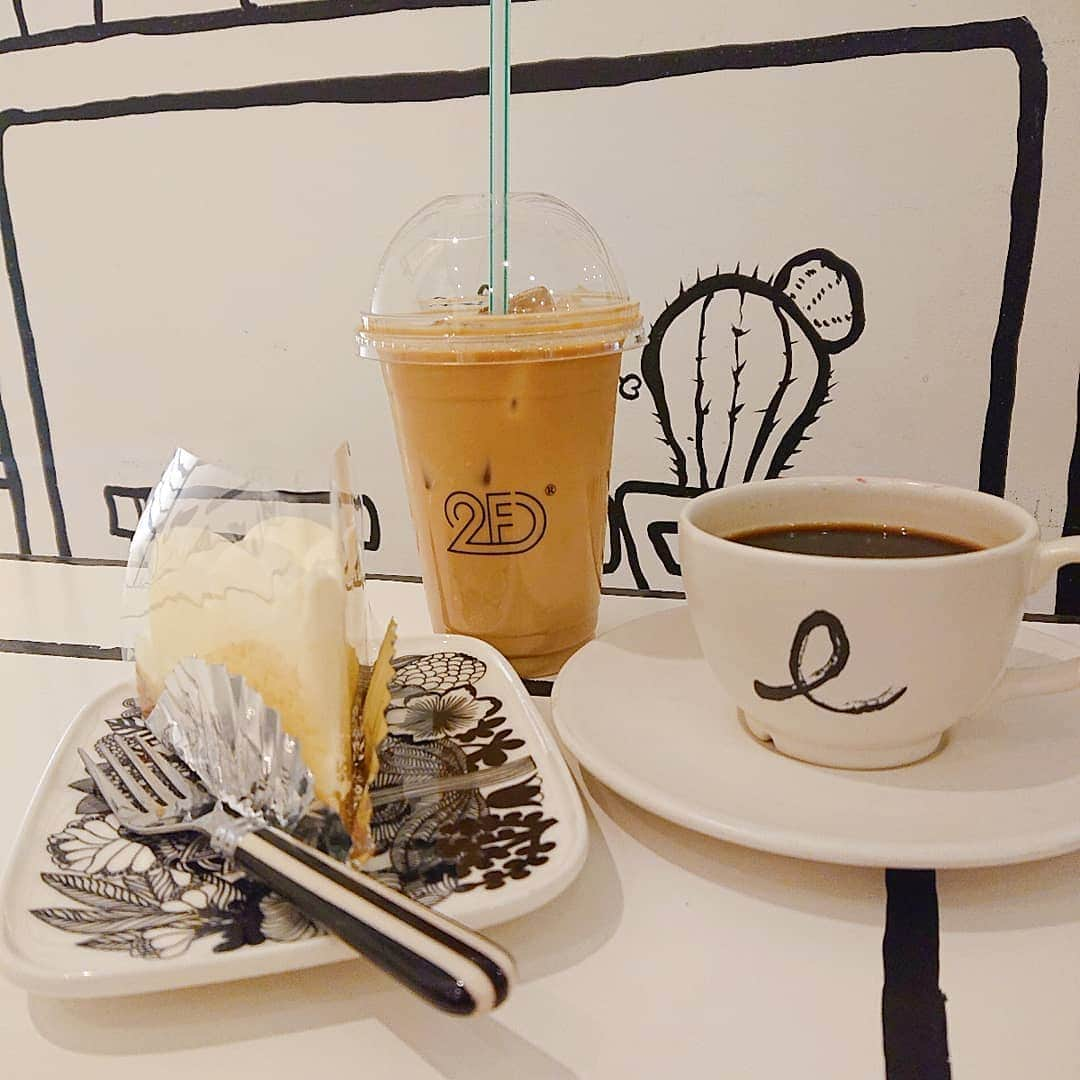 西内みなみさんのインスタグラム写真 - (西内みなみInstagram)「新大久保にある2D Cafe 💙 @2dcafe_shinokubo 🇰🇷🇯🇵 オープン当初は混んでて行けなかったから 今とても空いてて良きだよ〜🥺❤ 店内凄かった！かわいい💋 不思議空間だったよ〜☁☁ . photo by Nene」3月21日 18時56分 - miiiiiiu3u6