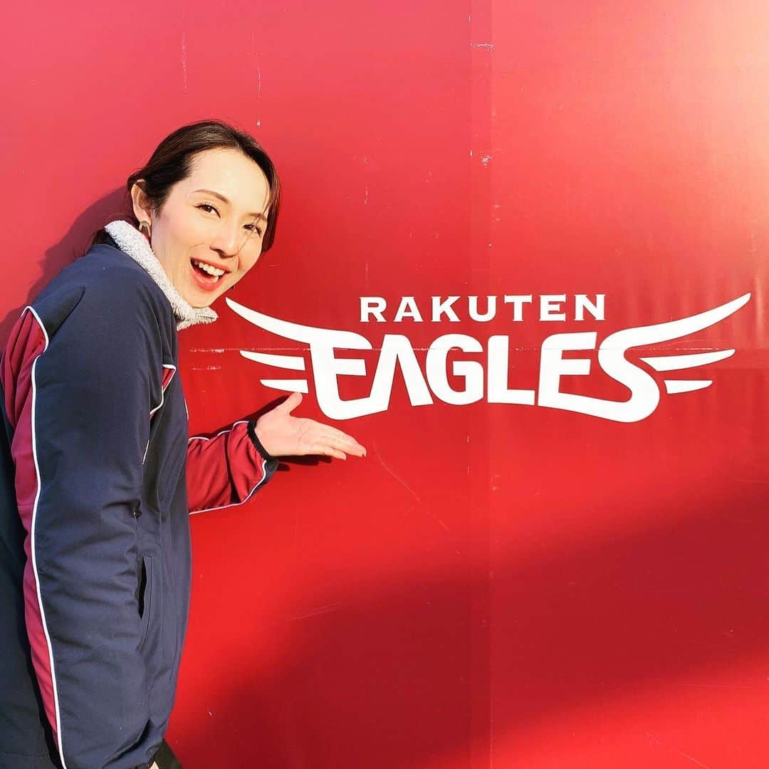 のインスタグラム：「. . 今シーズン、楽天イーグルスのベンチリポーターになりました！！ ということで、今日の練習試合急遽デビュー🤣‼️ チームは負けてしまいましたが、 リポート一生懸命頑張ってきましたよ〜👍 もうね、人間焦ると無意識に手が震えるんだと実感しました笑。  私が参加するのは毎回ではなく不定期になりますが、 明日も参加しますので野球好きの皆様、 ぜひ見てくださいまし🙆‍♀️ . . #楽天イーグルス　#ベンチリポート　#野球 #宮城　#オリックスバファローズ戦  #練習試合　#ベンチリポーター初体験」