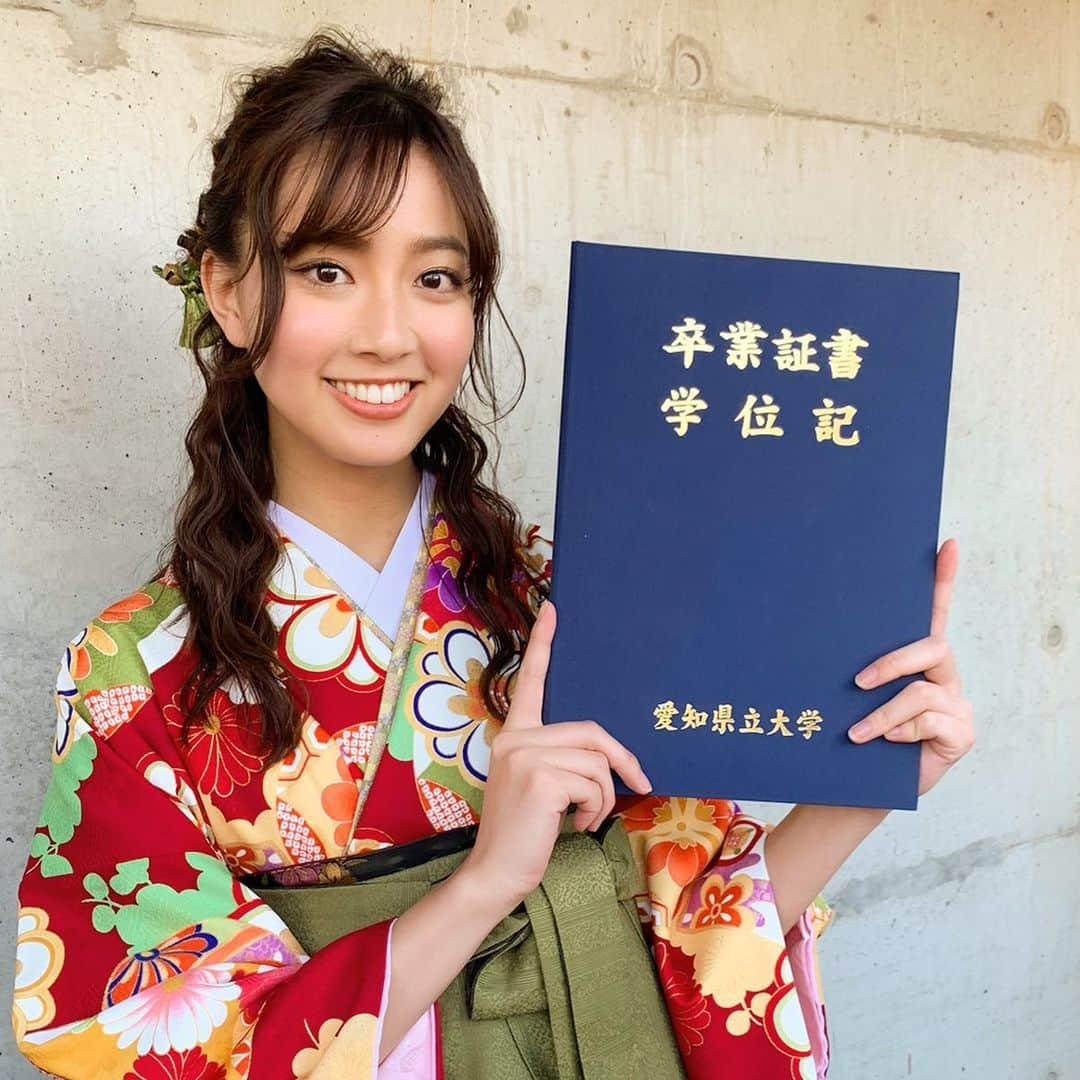 間瀬遥花さんのインスタグラム写真 - (間瀬遥花Instagram)「. . 先日、4年間通った大学を卒業しました🎓🌸 . そして今後は就職はせず、 モデルのお仕事一本で頑張っていくことを決意しましたことを、改めてご報告いたします！ . . 大学2年の終わりからレッスンに通い、 3年に上がると同時にお仕事を始めたので、 これまでは学業と両立する形で活動させていただいてました。 . . スケジュールを調整していただいたマネージャーの皆さんをはじめ、 理解し助けてくださった教授の方々や大学の友達、 . そして「大学はきちんと卒業すること」だけを約束して、私の進む道を応援してくれた両親 . 約2年間の二足のわらじ生活を支えてくださった全ての人に、心より感謝いたします。 . . なんだかかしこまってしまいましたが、 春からはこれまで以上にお仕事頑張っていくので、 みなさま今後もどうぞよろしくお願いいたします☺️ . ついに女子大生じゃなくなっちゃった！笑 . . . #卒業式 #卒業 #卒業袴 #卒業式ヘア #卒業式袴 #卒業証書 #卒業生 #大学 #大学卒業 #大学生 #袴ヘア #袴ヘアアレンジ #袴 #袴レンタル #晴れ着の丸昌 #丸昌 #女子大生 #感謝 #ありがとうございました #春から社会人」3月21日 18時50分 - maseharu_929