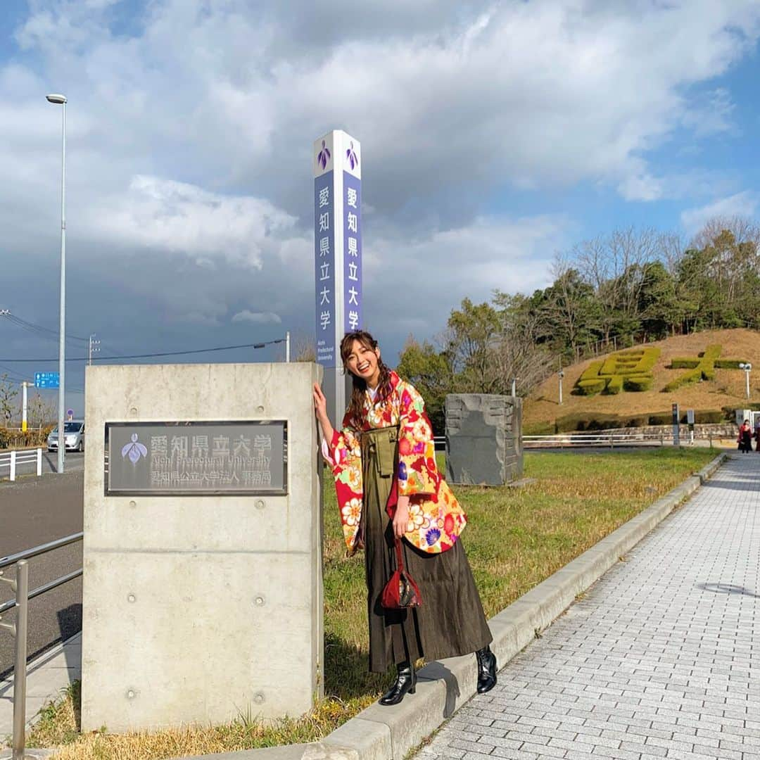 間瀬遥花さんのインスタグラム写真 - (間瀬遥花Instagram)「. . 先日、4年間通った大学を卒業しました🎓🌸 . そして今後は就職はせず、 モデルのお仕事一本で頑張っていくことを決意しましたことを、改めてご報告いたします！ . . 大学2年の終わりからレッスンに通い、 3年に上がると同時にお仕事を始めたので、 これまでは学業と両立する形で活動させていただいてました。 . . スケジュールを調整していただいたマネージャーの皆さんをはじめ、 理解し助けてくださった教授の方々や大学の友達、 . そして「大学はきちんと卒業すること」だけを約束して、私の進む道を応援してくれた両親 . 約2年間の二足のわらじ生活を支えてくださった全ての人に、心より感謝いたします。 . . なんだかかしこまってしまいましたが、 春からはこれまで以上にお仕事頑張っていくので、 みなさま今後もどうぞよろしくお願いいたします☺️ . ついに女子大生じゃなくなっちゃった！笑 . . . #卒業式 #卒業 #卒業袴 #卒業式ヘア #卒業式袴 #卒業証書 #卒業生 #大学 #大学卒業 #大学生 #袴ヘア #袴ヘアアレンジ #袴 #袴レンタル #晴れ着の丸昌 #丸昌 #女子大生 #感謝 #ありがとうございました #春から社会人」3月21日 18時50分 - maseharu_929