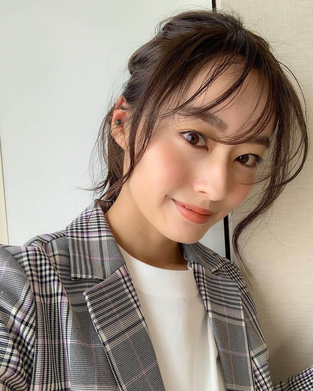 小祝麻里亜のインスタグラム：「朝から天気良かったね🌸🌸使ってるアプリについて、よく聞かれるんですが、時と場合によるので今回は2パターンを…🥰 ． 1枚目はiPhoneの普通のカメラ(ポートレートじゃないです)に、明るさの加減を【Lightroom】で調整して、【VSCO】というアプリで色味を調整したりしてます🙆‍♀️晴れてる日や自然光向きです☀️ 2枚目は美肌アプリの【fiufiu】何もしなくても肌も綺麗に写るからとっても手軽です。こっちの方が明るく綺麗に撮れるので、暗いところは重宝します👌 ． ． ＿＿＿＿＿＿ #셀카#셀피#셀스타그램 #얼스타그램 #데일리#데일리룩#안경추천 #加工アプリ #アプリ #写真 #ポートレート #自撮り」