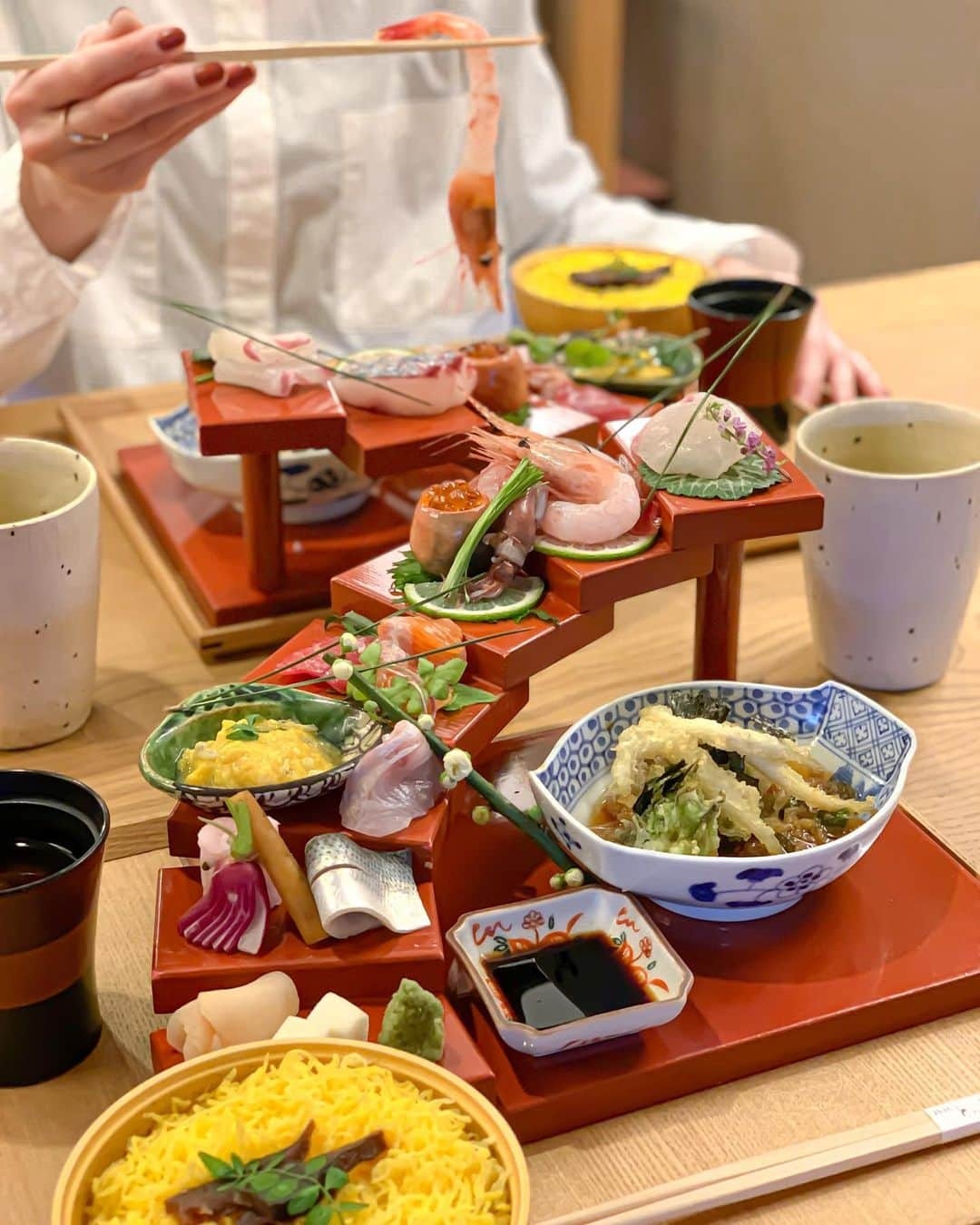 Yukicoさんのインスタグラム写真 - (YukicoInstagram)「🥢 【イメージは舞妓さん👘予約困難‼️ 祇園の1日15食限定のちらし寿司ランチ】 . . やっと♡やっと♡やっといけたー♡ 路地との本（旧:路地中ノ） 1日限定15食 ちらし寿司ランチ🍣 . . . 季節の鮮魚8種や湯葉などを 扇形の器に盛り付けた豪華なランチ 「ちらし寿司膳」 . もれなくついてくるのが ふわふわの錦糸卵がのった蒸し寿司 これが ほんのりほくほく🍚💭💭 ふっくらした銀シャリが旬魚の味を引き立ててくれます𓆛𓆜𓆝𓆞𓆟 . デザートもついてきます🍨 . . . 京都は普通に人多め𓄹𓄹 お花見シーズンは更に予約困難に𓄹𓄹 . . ‥‥‥‥‥‥‥‥‥‥‥‥‥‥‥‥‥‥‥‥‥‥‥‥‥‥‥‥‥‥‥‥‥‥ 路地との本　@rojitonomotorojinakano  京都府京都市東山区宮川町筋松原上ル宮川筋5-325-1 tel: 075-525-7557 時間: 昼：11:30～14:30 夜：17:30～LO21:00 ※深夜：22:00～翌3:00（予約制） ‥‥‥‥‥‥‥‥‥‥‥‥‥‥‥‥‥‥‥‥‥‥‥‥‥‥‥‥‥‥‥‥‥‥ #関西グルメ#京都グルメ #京都グルメ#祇園#祇園グルメ#祇園ランチ#京都旅行#京都観光 #京都和食#寿司#夜飯 #食スタグラム #京都晩ごはん#京都寿司#祇園との本#gion#instafood#follower#follow#sushi#kyototravel #kyotofood #kyotodinner #kyoto🇯🇵」3月21日 19時04分 - yukicolifecom