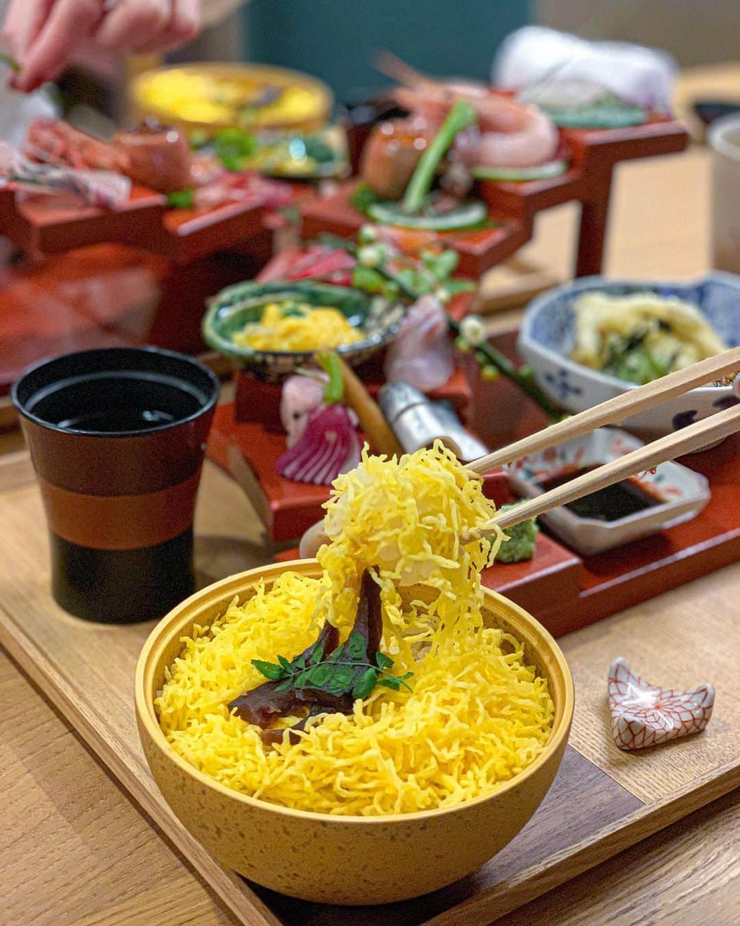 Yukicoさんのインスタグラム写真 - (YukicoInstagram)「🥢 【イメージは舞妓さん👘予約困難‼️ 祇園の1日15食限定のちらし寿司ランチ】 . . やっと♡やっと♡やっといけたー♡ 路地との本（旧:路地中ノ） 1日限定15食 ちらし寿司ランチ🍣 . . . 季節の鮮魚8種や湯葉などを 扇形の器に盛り付けた豪華なランチ 「ちらし寿司膳」 . もれなくついてくるのが ふわふわの錦糸卵がのった蒸し寿司 これが ほんのりほくほく🍚💭💭 ふっくらした銀シャリが旬魚の味を引き立ててくれます𓆛𓆜𓆝𓆞𓆟 . デザートもついてきます🍨 . . . 京都は普通に人多め𓄹𓄹 お花見シーズンは更に予約困難に𓄹𓄹 . . ‥‥‥‥‥‥‥‥‥‥‥‥‥‥‥‥‥‥‥‥‥‥‥‥‥‥‥‥‥‥‥‥‥‥ 路地との本　@rojitonomotorojinakano  京都府京都市東山区宮川町筋松原上ル宮川筋5-325-1 tel: 075-525-7557 時間: 昼：11:30～14:30 夜：17:30～LO21:00 ※深夜：22:00～翌3:00（予約制） ‥‥‥‥‥‥‥‥‥‥‥‥‥‥‥‥‥‥‥‥‥‥‥‥‥‥‥‥‥‥‥‥‥‥ #関西グルメ#京都グルメ #京都グルメ#祇園#祇園グルメ#祇園ランチ#京都旅行#京都観光 #京都和食#寿司#夜飯 #食スタグラム #京都晩ごはん#京都寿司#祇園との本#gion#instafood#follower#follow#sushi#kyototravel #kyotofood #kyotodinner #kyoto🇯🇵」3月21日 19時04分 - yukicolifecom