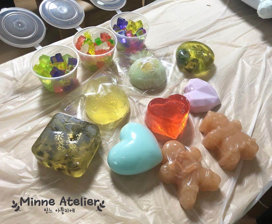 minne_atelierのインスタグラム：「사이좋은 자매 수강생님들의 원데이클래스 작품이에요 두 분 모두 너무 좋아해주셔서 저도 너무 좋았어요~😆 #포토존시급 😭 . . -•-•-•-•-•-민느 아틀리에-•-•-•-•-•- •자격증반 •원데이클래스/취미반 •주문제작 . ✨카톡ID : minne0320 or DM . . . #minne  #민느 #민느아틀리에 #노원천연비누공방  #천연비누공방 #노원공방  #디자인비누 #천연비누 #수제비누 #비누  #mp비누 #진저브레드 #하트비누 #허브비누 #비누선물 #선물 #선물추천 #기념일선물  #답례품 #돌답례품 #결혼답례품 #개업답례품  #비누답례품 #천연비누답례품  #원데이클래스 #취미 #주문제작 #클래스문의」