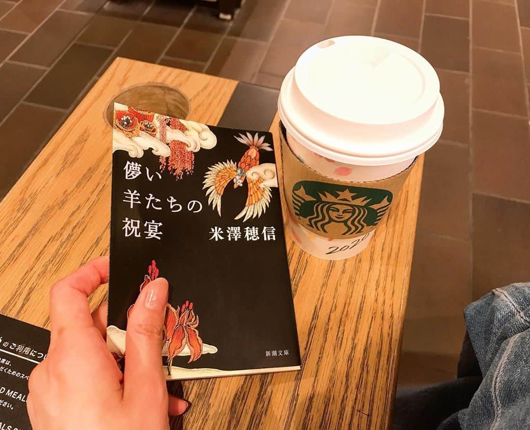 のインスタグラム：「. ❤️ . . #儚い羊たちの祝宴  #あらすじで惹かれて #即決  #良質で残酷なブラック推理小説  #米澤穂信 ＃📚 #言葉選びがめちゃくちゃ綺麗  #instagood #いいね #フォローミー #bookstagram #小説 #cafe #カフェ巡り #活字中毒 #読書好きな人と繋がりたい #starbucks #スタバ #オーツミルク #新潮文庫 #スターバックスコーヒー #推理小説 #本 #読書 #スタバ中毒」
