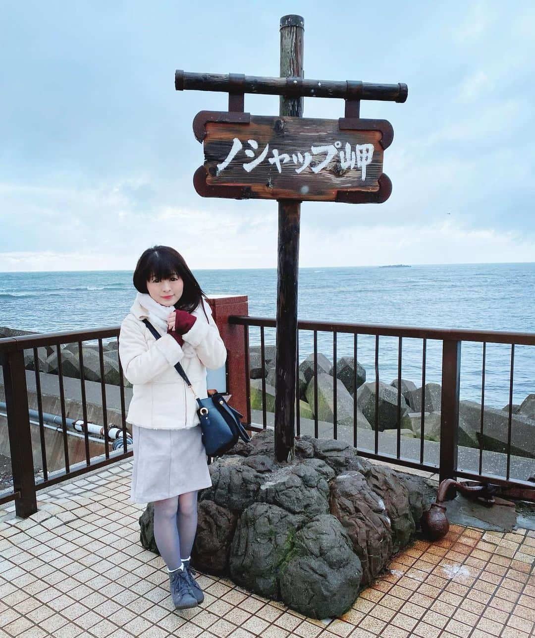 山本かおりさんのインスタグラム写真 - (山本かおりInstagram)「#ノシャップ岬 #のしゃっぷみしゃき 🐠🚢﻿ ﻿ #hokkaido #北海道ノシャップ岬 #稚内 #wakkanai #홋카이도 #왓카나이  #너무추워 #뽀로로 #japanesegirl #일본인 #일본인뮤지션 #guitargirl #songwriter #山本かおり #일한교류 #한국홍대버스킹 #한국어공부중」3月21日 19時18分 - mochamocchan