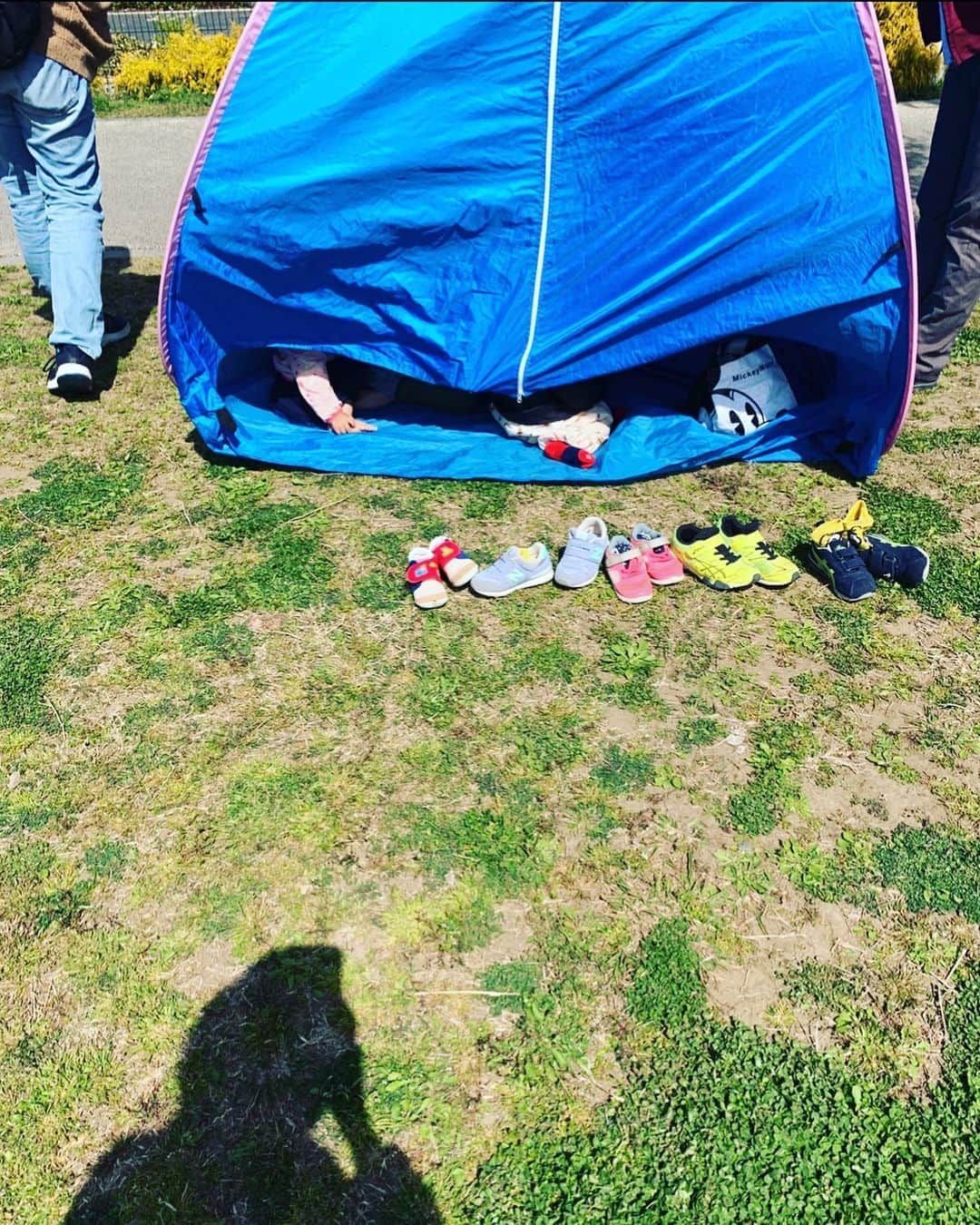 百千糸のインスタグラム：「いつもの公園に遊びに行ったら、パパさんたちがテントを組み立てて、子どもたちの休憩所になっていました^_^  息子も興味津々でしばしば様子を見ていたら、中にいたお兄ちゃんお姉ちゃんたちが快く「いらっしゃい！」と言ってくれたので中にいれてもらいました^_^」