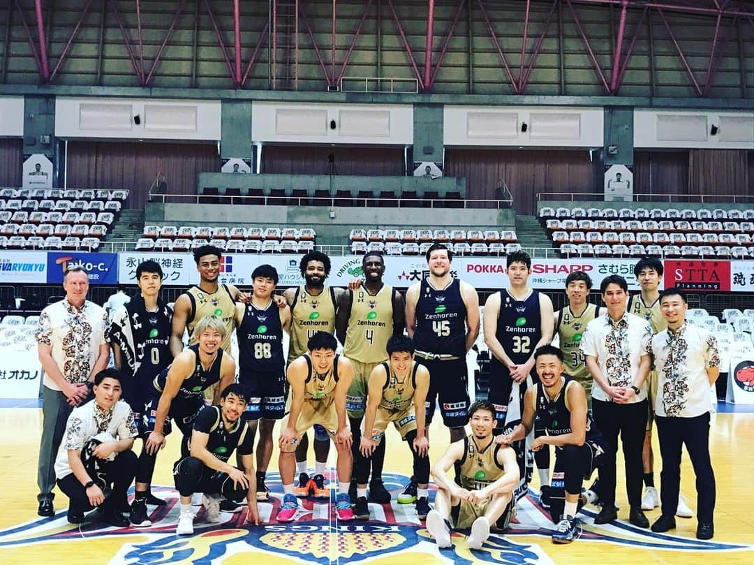 藤田弘輝のインスタグラム：「Great game guys!  Bigger than basketball... #ryukyugoldenkings #琉球ゴールデンキングス #団結の力」