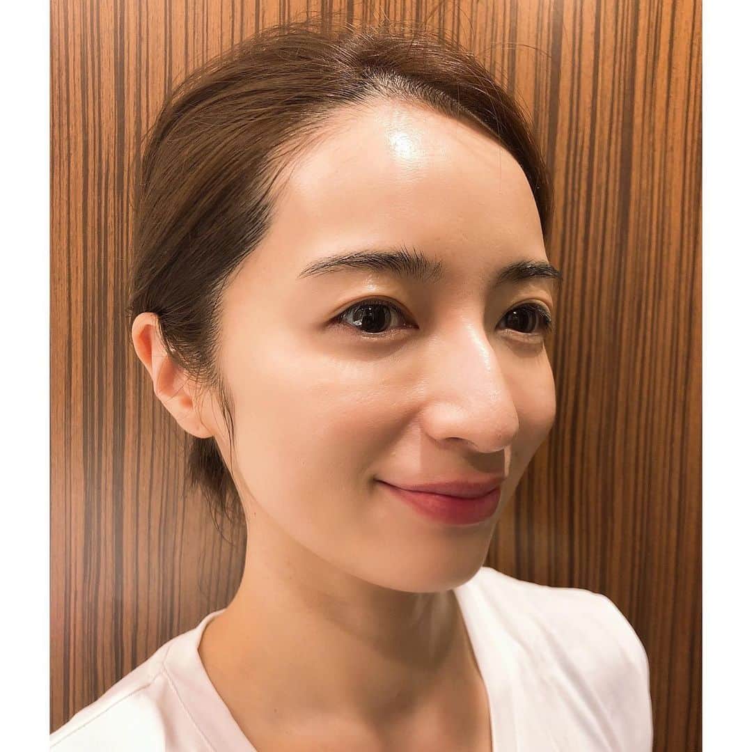 Mayuko Watanabe 渡辺真由子さんのインスタグラム写真 - (Mayuko Watanabe 渡辺真由子Instagram)「またまた続けて美容のお話♡ ポーラ @pola_official_jp の新しく発売されたディエム クルールシリーズ下地とファンデを使って 肌を作ってみました♡♡ こんなに良い感じになります😆⭐️ ・ ディエム クルールシリーズは色彩工学に息づいて多彩な色で構成されたアイテムが多く、 ベースで使っているディエム クルール プライマーLは4色組み合わせられているカラーブレンドファンデーション♡ スポンジに色が均等につくようにし、肌の上にのせるとほんのり虹色がつきます。 これをスポンジで伸ばすと普段使っているファンデと同じ色になり、ツヤ肌が実現するから不思議🥰 美容成分も配合されているのでお肌にも優しいのが有難い😍✨ 仕上げはカラーブレンドデュオリップカラー♫ すごい色の組み合わせだなと思いつつ、つけてみるとすごく馴染んで立体感が出ます！ 相反する2色を組み合わせることで、唇の質感や奥行き感が出るように設計されてるそうです☺️✨ 楽しみながらメイクできて、仕上がりも満足になるのでおすすめです😆👍 #pola#ポーラ#ディエムクルール#ディエムクルールカラーブレンドファンデーション#メイク好き#美容好き#コスメコンシェルジュ#美容好きな人と繋がりたい#カラーブレンドデュオリップカラー」3月21日 19時39分 - watanabe_mayuko