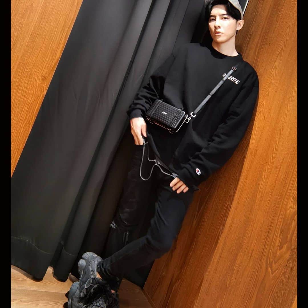 ダンソン・タンのインスタグラム：「日常黑🏴🏴🏴 @hotheart.studio x @champion #dior #rimowa #DT  #HOTHEART #champion #唐禹哲」
