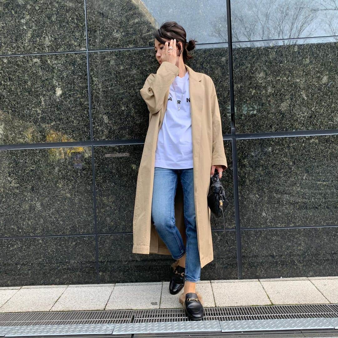 liiiiche23のインスタグラム：「・﻿ ・﻿ 今年の春夏はとにかくシンプルを目指す予定👖﻿ 服は買わない。﻿ Tシャツとデニムで！﻿ 久々に @marni のTシャツ👔﻿ そんな日に限って、﻿ お昼にカレー蕎麦を選んでしまい、﻿ 飛ばさないかヒヤヒヤしながら食べた🤣﻿ ・﻿ ・ #coordinate #code #fashion #outfit #ootd #outfitoftheday #dailylook #dailylook_japan #dailylook_jp #instafashion #marni #マルニ #upperhights #アッパーハイツ #denim #デニム #deuxiemeclasse #ドゥーズィエムクラス #トレンチ #トレンチコート #gucci #guccishoes #グッチ #newbottega #newbottegaveneta #bottegaveneta #ボッテガ #ボッテガヴェネタ #loewe #ロエベ」