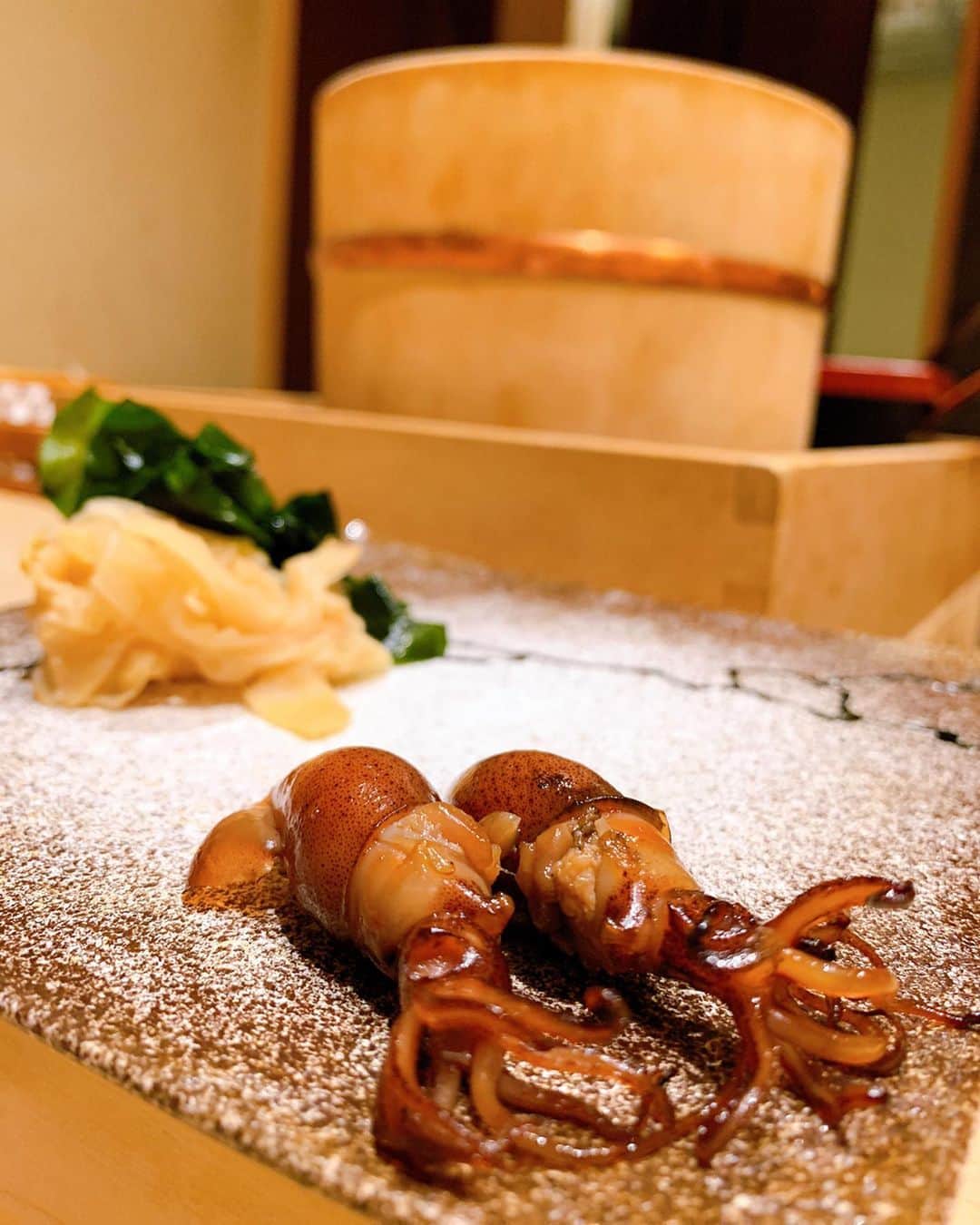 濱野りれさんのインスタグラム写真 - (濱野りれInstagram)「Sushi 'TSUKIUDA' at Nakameguro. Only course, JPY18.000 per. It's relatively easy to book. 'Nigiri' and 'Tsumami' come alternately. .. The best cuisine of the day is the third pic's 'Abalone with liver soy sauce'. Because it was served in a style that I never ate and full of entertainment!! I prefer 'Tsumami' over 'Nigiri' this time💕 .. The contents of the course were varied and large, so it is a recommended sushi restaurant for those who can eat a lot😋💫 .. -— 中目黒にある【鮨 つきうだ】へ🌹 コースのみで夜二回転✨ つまみと握りが交互にでてくるよ✨ .. りれぐらむ今日の一番は、 写真三枚目の『あわびの肝醤油』💕 あわびを食べた後は、雲丹とシャリを足して雲丹リゾットにも✨ それもまた絶品だった😻❤️ でも量が多すぎてちょっとお腹がくるしかったよ😳 たくさん食べれる人にはおすすめなお寿司屋さんです💕 .. -— #rirelog#tsukiuda#sushi#sushistagram#sushimania#sushilover#japanesefood#japanesefoodlover#tokyoeats#toptokyorestaurants#tokyogourmet#tokyojapan#eatlover#lovesushi#초밥#일식#일본여행#鮨つきうだ#白酢#美食#寿司#日本#和食#日本食#中目黒グルメ#東京グルメ#お寿司」3月21日 19時33分 - riregram