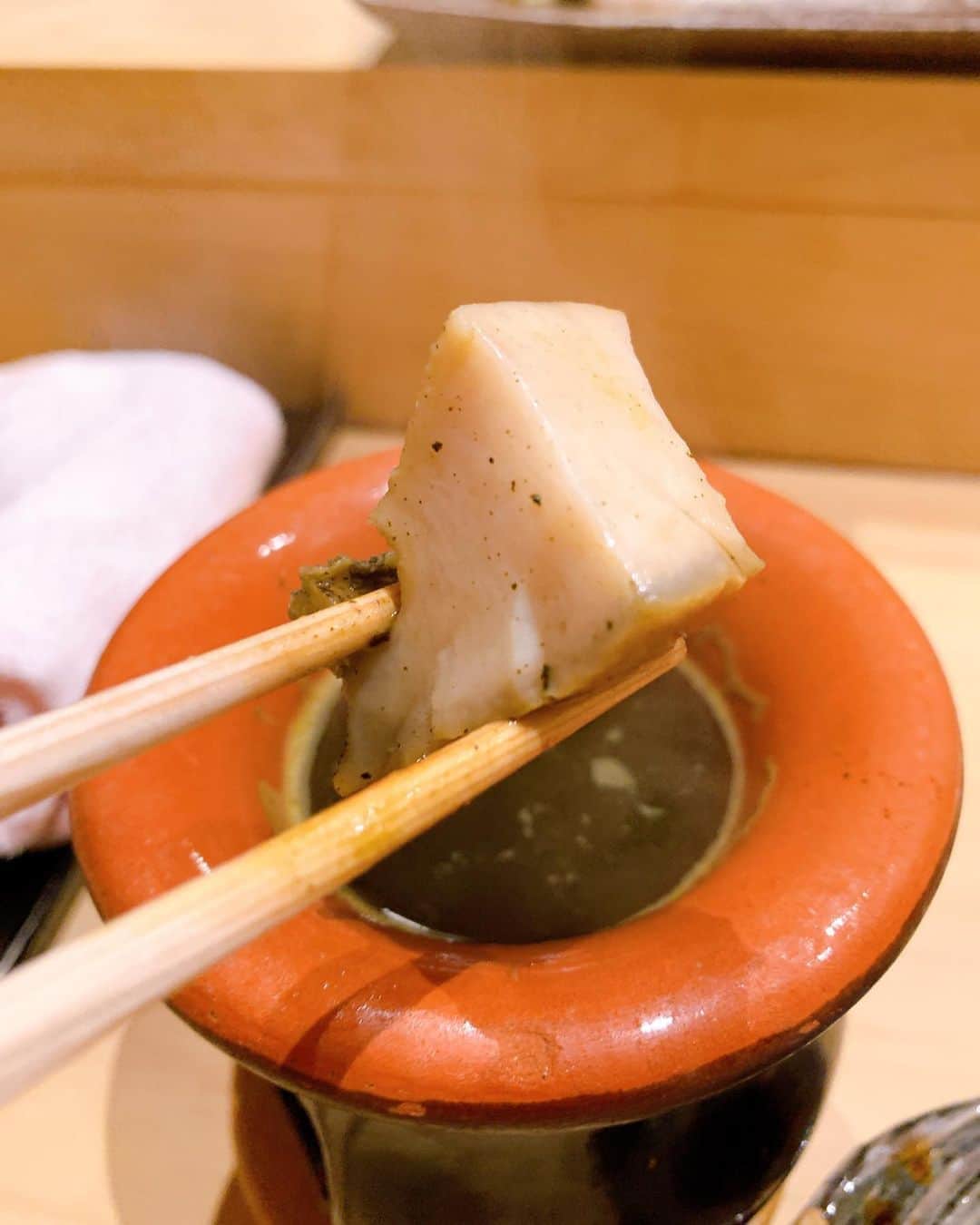 濱野りれさんのインスタグラム写真 - (濱野りれInstagram)「Sushi 'TSUKIUDA' at Nakameguro. Only course, JPY18.000 per. It's relatively easy to book. 'Nigiri' and 'Tsumami' come alternately. .. The best cuisine of the day is the third pic's 'Abalone with liver soy sauce'. Because it was served in a style that I never ate and full of entertainment!! I prefer 'Tsumami' over 'Nigiri' this time💕 .. The contents of the course were varied and large, so it is a recommended sushi restaurant for those who can eat a lot😋💫 .. -— 中目黒にある【鮨 つきうだ】へ🌹 コースのみで夜二回転✨ つまみと握りが交互にでてくるよ✨ .. りれぐらむ今日の一番は、 写真三枚目の『あわびの肝醤油』💕 あわびを食べた後は、雲丹とシャリを足して雲丹リゾットにも✨ それもまた絶品だった😻❤️ でも量が多すぎてちょっとお腹がくるしかったよ😳 たくさん食べれる人にはおすすめなお寿司屋さんです💕 .. -— #rirelog#tsukiuda#sushi#sushistagram#sushimania#sushilover#japanesefood#japanesefoodlover#tokyoeats#toptokyorestaurants#tokyogourmet#tokyojapan#eatlover#lovesushi#초밥#일식#일본여행#鮨つきうだ#白酢#美食#寿司#日本#和食#日本食#中目黒グルメ#東京グルメ#お寿司」3月21日 19時33分 - riregram