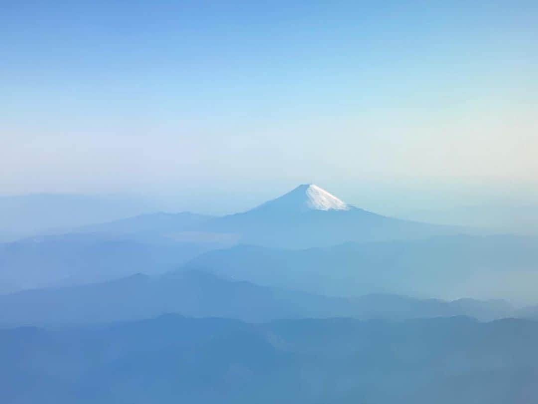 のインスタグラム：「空から 我が国日本の富士の山。 美しい。 ただ、ただ、美しい。  This is the top mountain in Japan "Mt. Fuji" from the sky viewing. Beautiful. It's simply beautiful.  #富士山  #心豊に  #美  #無修正  #写真だよ #mtfuji  #japan  #airplane  #beatiful」
