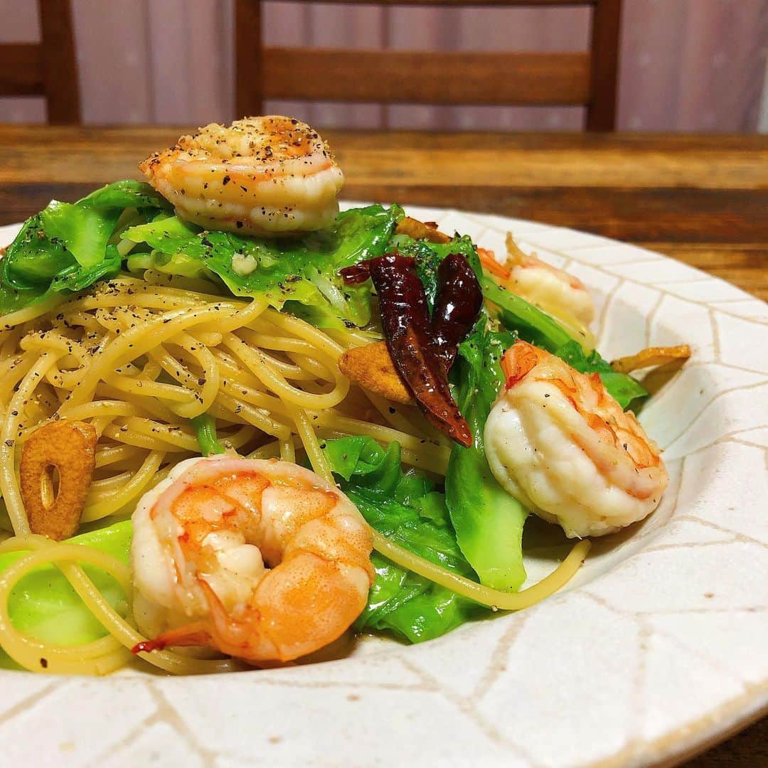 chaako ちゃあこのインスタグラム：「2020.3.21 * * 今日の晩御飯はパスタ。 * 海老と春キャベツのペペロンチーノ♡ * 鷹の爪を2本入れたけど、思ってた以上に辛くて(笑) * 激辛に近いペペロンチーノになりました(⁎˃艸˂⁎) 美味しかったー♡ * 旦那は昨日作ったカレーを。 2人分は無かったので、私だけパスタ。 なので、旦那が好きじゃない大きめの海老入り♡ 5尾も入れてやったぜー(￣∀￣)ｳﾋ♪ * * * 前回載せた、旦那の転勤の噂… やっぱり噂だけだったー(๑•́ ₃ •̀๑) * 載せた翌日に、仕事から帰ってくるなり、 「俺、やっぱり入ってなかったー」って(笑) * やっぱりねー(笑) そんな気がしてたよ(ﾉ∀｀) * まぁ、4月の移動に入って無かっただけで、転勤話は突然来るからね。 * 私達が引っ越したのも6月だったし。 * でも梅雨時期の引っ越しだけは、もう勘弁(´ㅂ`;) * * *」