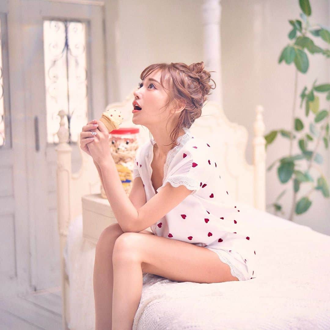 明日花キララさんのインスタグラム写真 - (明日花キララInstagram)「食べる？🍿🐣🧁」3月21日 19時45分 - asukakiraran
