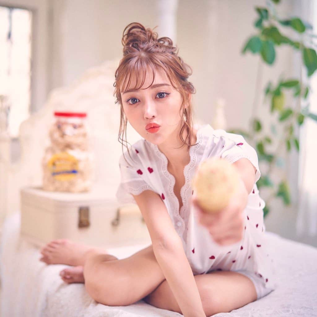 明日花キララさんのインスタグラム写真 - (明日花キララInstagram)「食べる？🍿🐣🧁」3月21日 19時45分 - asukakiraran