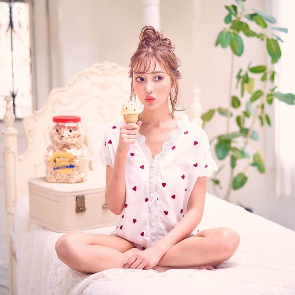 明日花キララのインスタグラム：「食べる？🍿🐣🧁」
