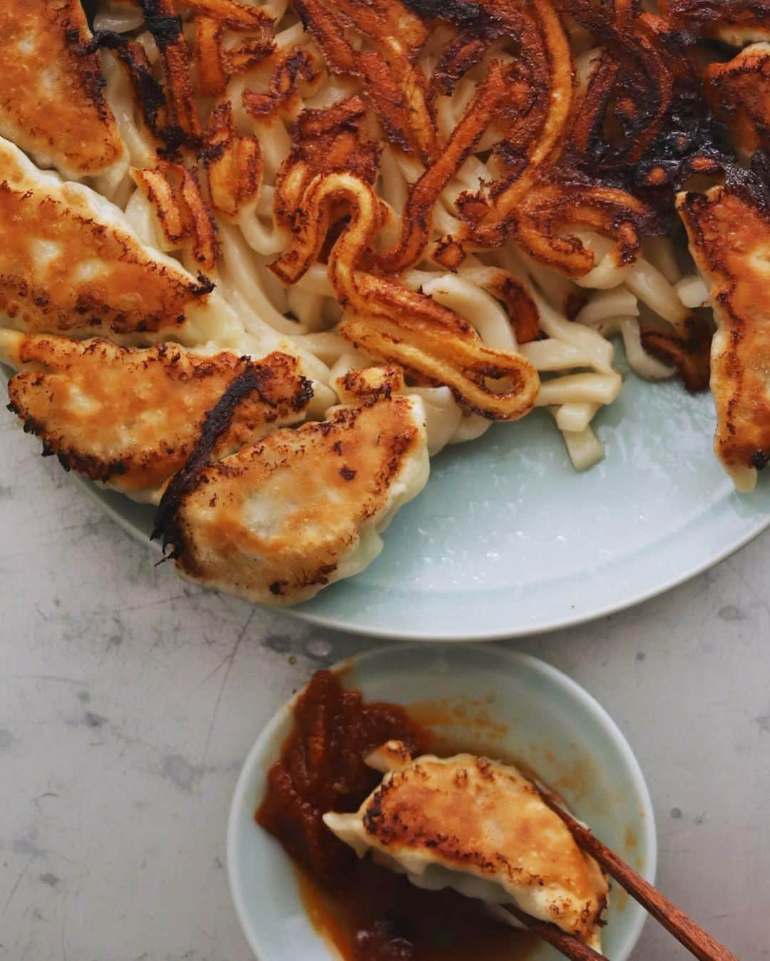 樋口正樹さんのインスタグラム写真 - (樋口正樹Instagram)「Gyoza Udon . 久しぶりに 焼きました、 餃子うどん。 . 茹でたうどんを昆布茶で下味つけ、餃子と一緒にフライパンで焼いてます。少し焦げてるくらいが美味しかったりします。今日は酢醤油にラブパク足したタレでいただきました。 . . #餃子 #ぎょうざ #焼き餃子 #焼きうどん #うどん #餃子は文化 #餃子図鑑 #餃子部 #樋口さんちの餃子 #樋口さんちで麺類 #Gyoza #餃子LOVE #crispybottoms」3月21日 19時49分 - higuccini