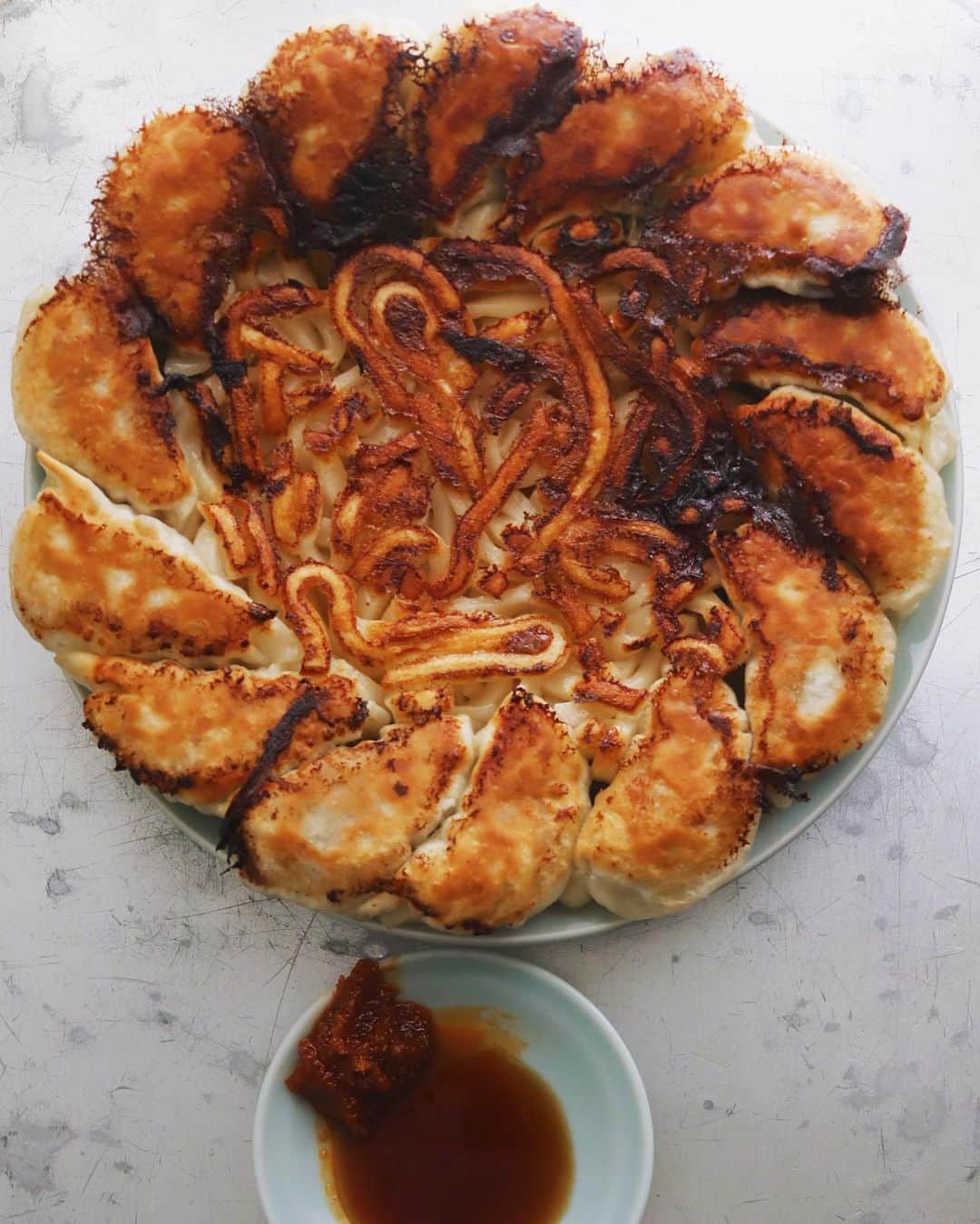 樋口正樹さんのインスタグラム写真 - (樋口正樹Instagram)「Gyoza Udon . 久しぶりに 焼きました、 餃子うどん。 . 茹でたうどんを昆布茶で下味つけ、餃子と一緒にフライパンで焼いてます。少し焦げてるくらいが美味しかったりします。今日は酢醤油にラブパク足したタレでいただきました。 . . #餃子 #ぎょうざ #焼き餃子 #焼きうどん #うどん #餃子は文化 #餃子図鑑 #餃子部 #樋口さんちの餃子 #樋口さんちで麺類 #Gyoza #餃子LOVE #crispybottoms」3月21日 19時49分 - higuccini