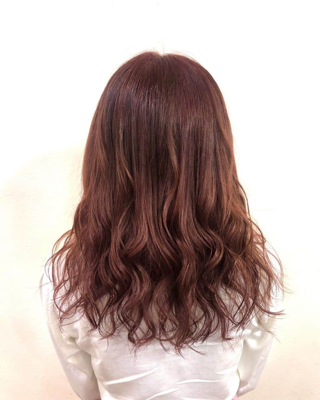 salon PRATiNO(サロンプラチノ)のインスタグラム：「. 🤍ナチュラルピンクカラー🤍. . 深みのあるピンクカラー🌷 今年の春もピンクは大人気✨ 見た目を春らしい色味に変えるだけで 気分もウキウキしてきますね🌸🌸 . . 【CLAVIS PRATINO】 ◇月曜日～土曜日 11:00～20:00 ◇日曜日 11:00～18:00 ※定休日なし ※時間外はお問い合わせください。 愛知県名古屋市中区錦3-4-19石垣ビル７Ｆ ☎︎052-962-7017 . #hairstyle #hair #cornrow #braids #clavispratino #spiralperm #pratino #hairsalon #nagoya #haircolor #love #派手髪 #外国人風カラー #バレイヤージュ #グラデーション #コーンロウ #ブレイズ #スパイラルパーマ #特殊ヘア #ブラックヘア #美容室 #ヘアサロン #ヘアスタイル #ヘアカラー #クラビスプラチノ #名古屋 #栄 #錦」