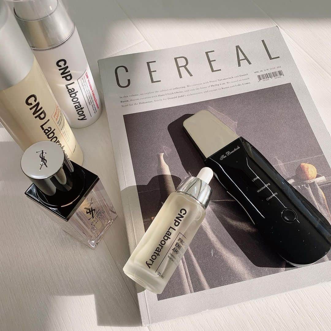 SHIHORINのインスタグラム：「Skincare♡﻿ ﻿ ﻿ 最近使い始めた @the_beautools 💆🏻‍♀️﻿ 自宅で簡単にピーリングが出来る美顔器🛁♡﻿ ﻿ このロックリーンシリーズは﻿ クレンジング+保湿美顔+ハリツヤの3役と﻿ ✔︎ウォーターピーリング﻿ ✔︎クレンジング洗顔﻿ ✔︎保湿美顔﻿ ✔︎パッティング﻿ ✔︎リフティング﻿ の5つのモードが搭載された複合美顔器なんです💡﻿ ﻿ お気に入りはウォーターピーリング✨﻿ 特別な美容液などはいらないので﻿ 顔を水で濡らしてこの美顔器を使ってます💆🏻‍♀️﻿ ﻿ 使い終わったあとはすべすべになって﻿ 化粧水や乳液の浸透力が﻿ 確実にちがうのがわかる🥺✨👏﻿ ﻿ 継続して使うとさらに効果を実感できるそうなので﻿ 定期的に続けてみようと思います🌼﻿ ﻿ swipe▶︎▶︎▶︎﻿ 毎分150万回の超音波振動の動画です𓂃ᤢ﻿ 超音波で水がミスト化して毛穴汚れや﻿ 古い角栓を浮かして除去してくれるんだって😳✨﻿ ﻿ ちなみに、このRockleanシリーズは﻿ 種類がたくさんあるんだけど、﻿ わたしが使ってるRocklean Premium(黒)は﻿ 純金メッキヘッドになってます✨﻿ ﻿ 敏感肌の方には純金・プラチナメッキヘッド搭載の機種がおすすめだそうです🤔﻿ ﻿ ﻿ 公式オンラインショップの他に、Amazon、﻿ ビッグカメラ、エディオンなど﻿ 国内100店舗以上のお店で購入できるみたいです☺️﻿ ﻿ ﻿  #thebeautools #rocklean #pr #beauty #skincare #cnp #cnplaboratory #yslbeauty #pureshots #スキンケア #美容家電 #家庭用美顔器 #美顔器 #複合美顔器 #ナイトルーティン #ウォーターピーリング #クレンジング #美容 #美容好き #美肌 #保湿#リフトアップ #アンチエイジング #自分へのご褒美」