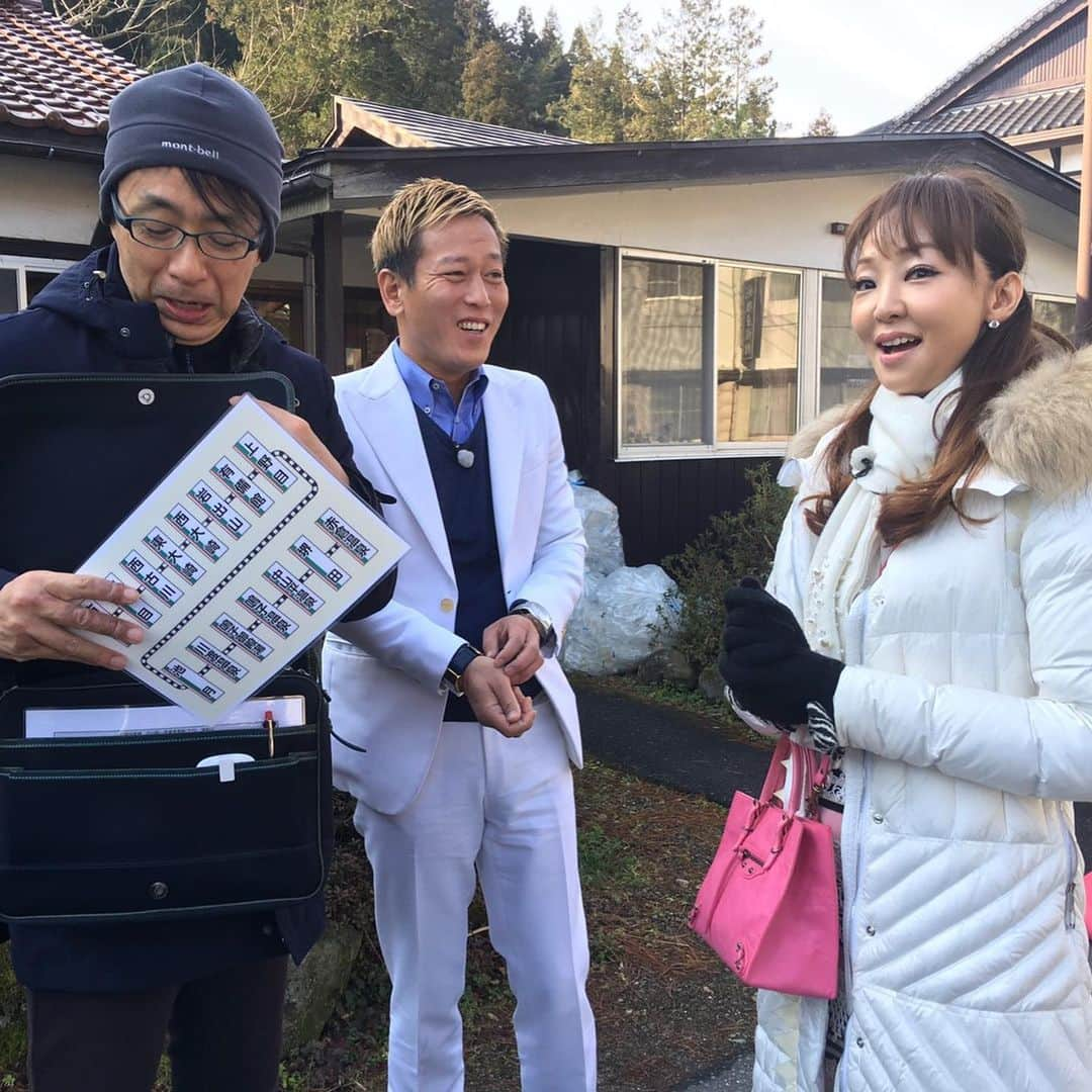 テレビ東京「土曜スペシャル」さんのインスタグラム写真 - (テレビ東京「土曜スペシャル」Instagram)「いよいよ3日目突入！ セレブお嬢様の神田うのさんが鉄道沿線歩き旅に挑戦！登場シーンで使ったレッドカーペッドは、じゅんいちダビッドソンさんが、丁寧に畳んでくれました！  #土曜スペシャル　は鉄道沿線ひたすら歩き旅第7弾！最後までお楽しみください！  今回は陸羽東線　宮城県•古川駅〜山形県•赤倉温泉駅まで！もちろん今回も列車には乗りません！線路を道標にして、シリーズ史上最長の約68kmをひたすら歩きます！ 歩くからこそ見つけることができた地元の人たちとのふれあい、歴史や文化、グルメが満載です！お楽しみ！  #テレビ東京 #土曜スペシャル #鉄道　#沿線　#歩き旅 #福澤朗 #神田うの #神田愛花 #じゅんいちダビッドソン #西村瑞樹 #バイきんぐ #鉄道好きと繋がりたい #まさかの　#セレブお嬢様　#挑戦 #陸羽東線 #古川 #赤倉温泉 #宮城 #山形 #温泉 #いい旅 #山越え #川越え #絶景スポット #レッドカーペット」3月21日 20時05分 - tvtokyo_dosupe