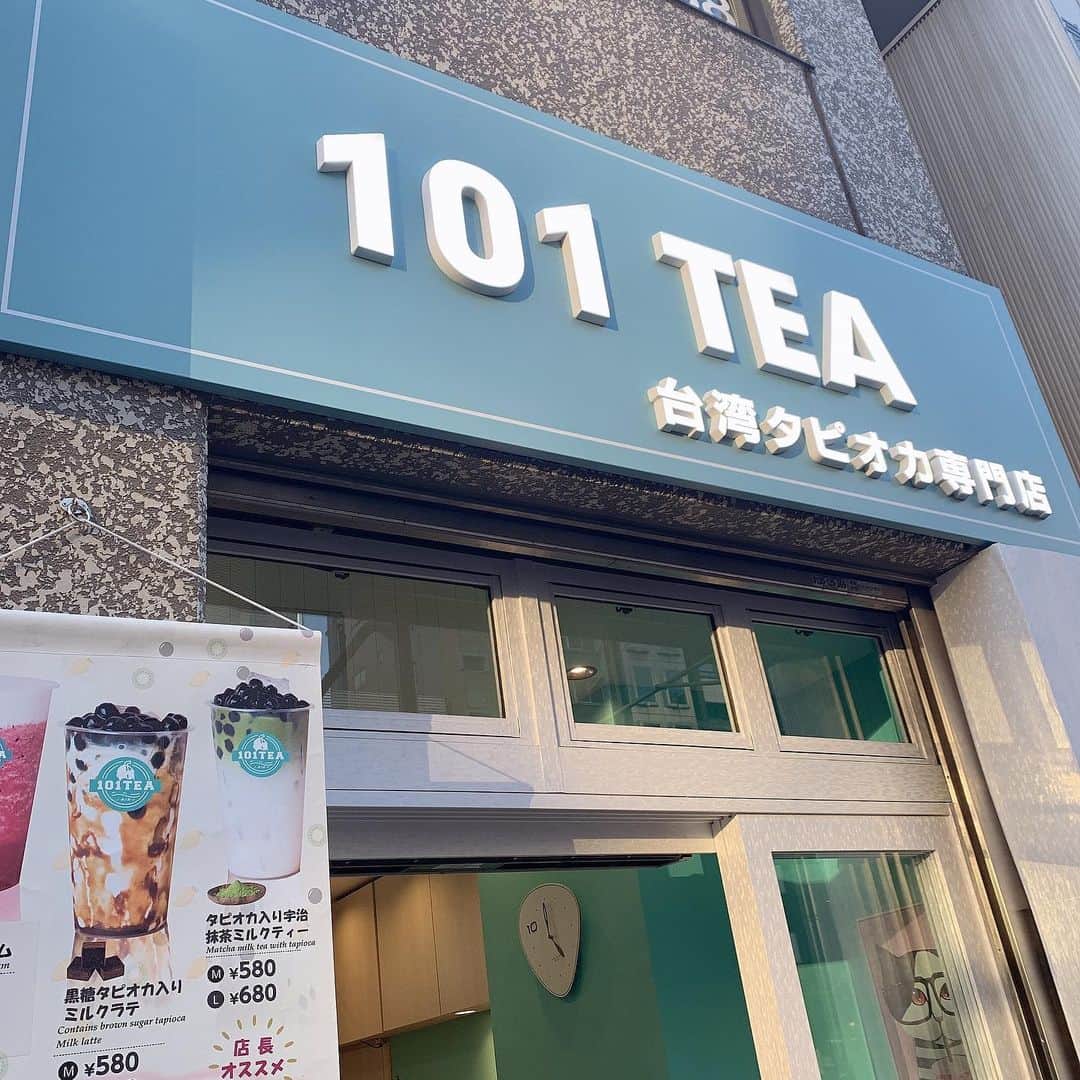 梅野舞さんのインスタグラム写真 - (梅野舞Instagram)「3月10日に渋谷にオープンしたばかりの101 TEA 台湾タピオカ専門店に行ってきたよ♡  メニュー豊富で 甘さや氷の量も選べて、黒糖タピオカがもっちもちで美味しい！  アールグレイミルクティーに😍💓💓 前のお客さんがトロピカル系のタピオカをオーダーしていて、見た目も華やかで可愛かった〜〜😍🍹 次頼んでみたいな♬  #101TEA#タピオカ#台湾タピオカ#アールグレイミルクティー#アールグレイ#黒糖タピオカ#もちもち食感#渋谷#タピオカ専門店#sweets #instatapioca #instasweet #instagood #instagram#instagramjapan」3月21日 19時59分 - mai.umeno