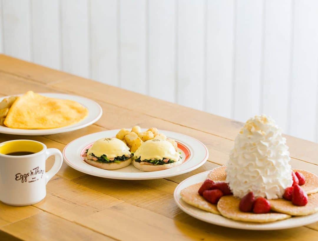 EGGS ’N THINGS JAPANさんのインスタグラム写真 - (EGGS ’N THINGS JAPANInstagram)「【お知らせ📢】﻿ ﻿ ﻿ 現在、Google店舗情報に臨時休業という﻿誤った情報が表示されてしまっておりますが、﻿ エッグスンシングスはザ パークフロントホテル店以外、全店営業しております。﻿ ﻿ ﻿ ※営業時間に関しましては一部変更している店舗もございます。﻿ プロフィール欄のリンク「MENU」>「STORE 店舗情報 」ページより各店舗の営業時間をご確認いただけます。﻿ ﻿ ﻿ 衛生管理を徹底し、﻿ 皆様のご来店を心よりお待ちしております。 ▶︎なお、衛生管理に関しましては【IGTV】より是非ご覧ください。﻿ ﻿」3月21日 20時01分 - eggsnthings_jp