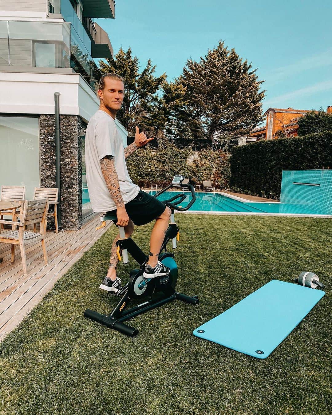 ロリス・カリウスのインスタグラム：「Making the best out of the current situation with a bike session this morning at home 🚴🏻🤙🏻」