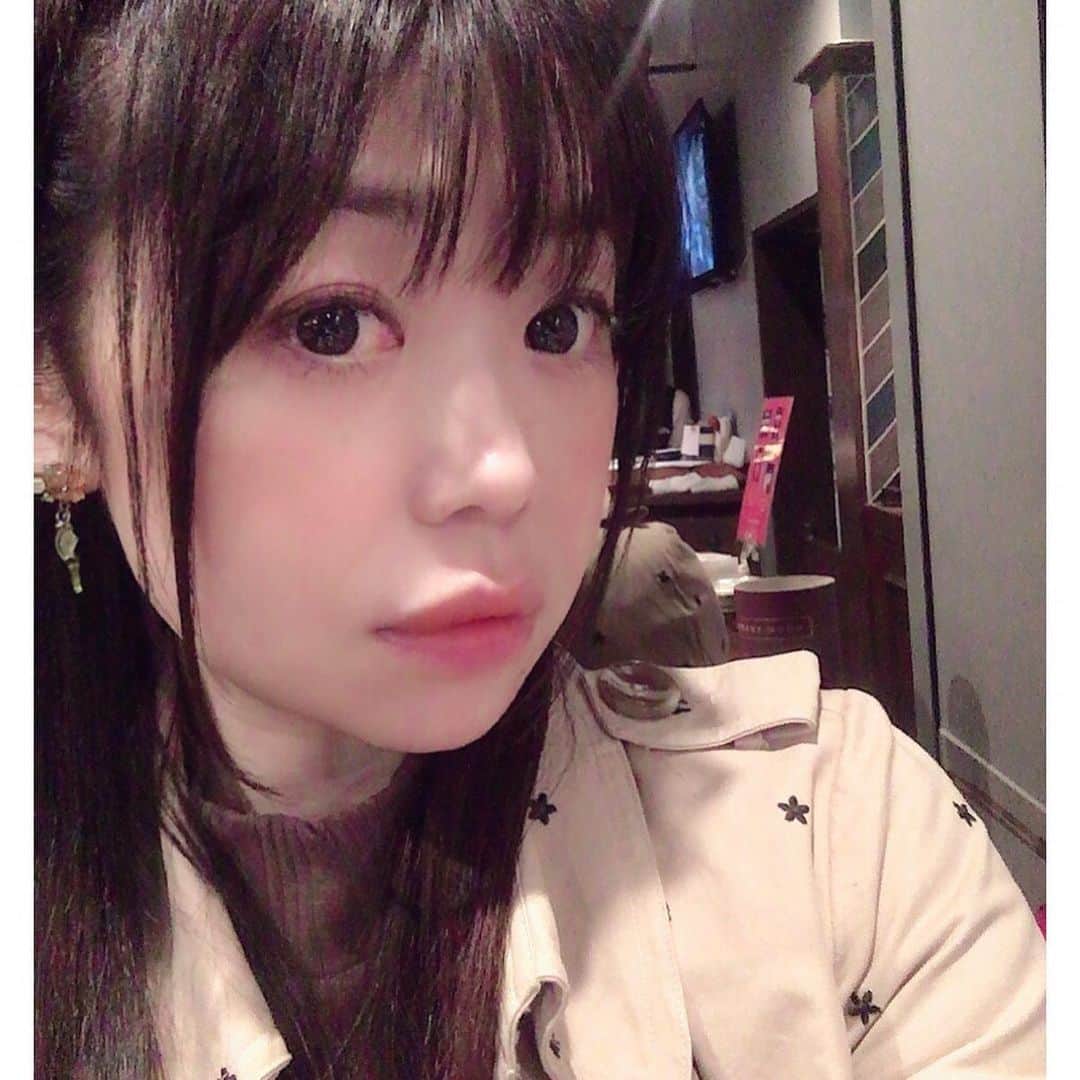 水野愛日のインスタグラム：「最近した自撮り〜 いろいろメイク研究して 逆にナチュラルになってます  やってもらった編み込みも可愛かったので記録！  #アラフォー #アラフォーヘア #44歳 #美容楽しい #メイク研究中 #自撮り #自撮り女子 #ヴィセチーク #編み込みアレンジ #編み込み #編み込みハーフアップ」