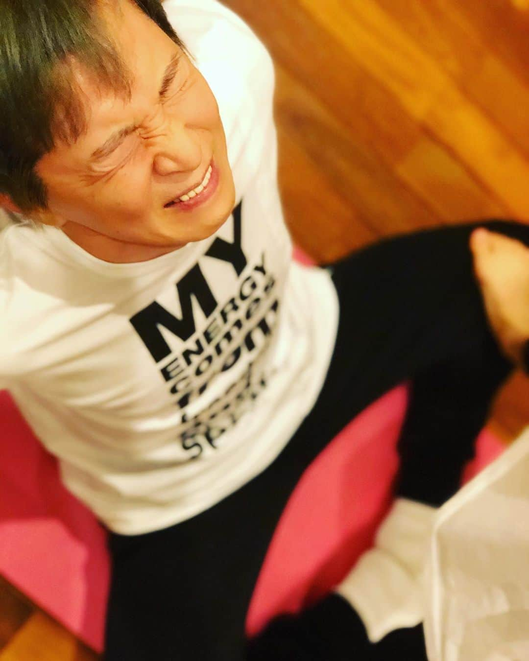 アキ（荒木良明）さんのインスタグラム写真 - (アキ（荒木良明）Instagram)「‪こんなことにならなければ経験できなかった有難い日々。‬ ‪朝から夜まで静動さまざまなメニュー。 合気道風のオヤジ柔術からのお返しのスパルタストレッチ、キツイ💦💦 ぐきゃー‼︎ やめさせてください😣‬ ‪でもちょっと開脚角度広がった。 ‬ #開脚170度 #スパルタストレッチ #新喜劇アキ #朝から夜まで #結局 #子どもと遊び隊  #免疫力アップ #ダンスで長く足を上げるためには必要なメニューだ」3月21日 20時04分 - mizutamareppuaki