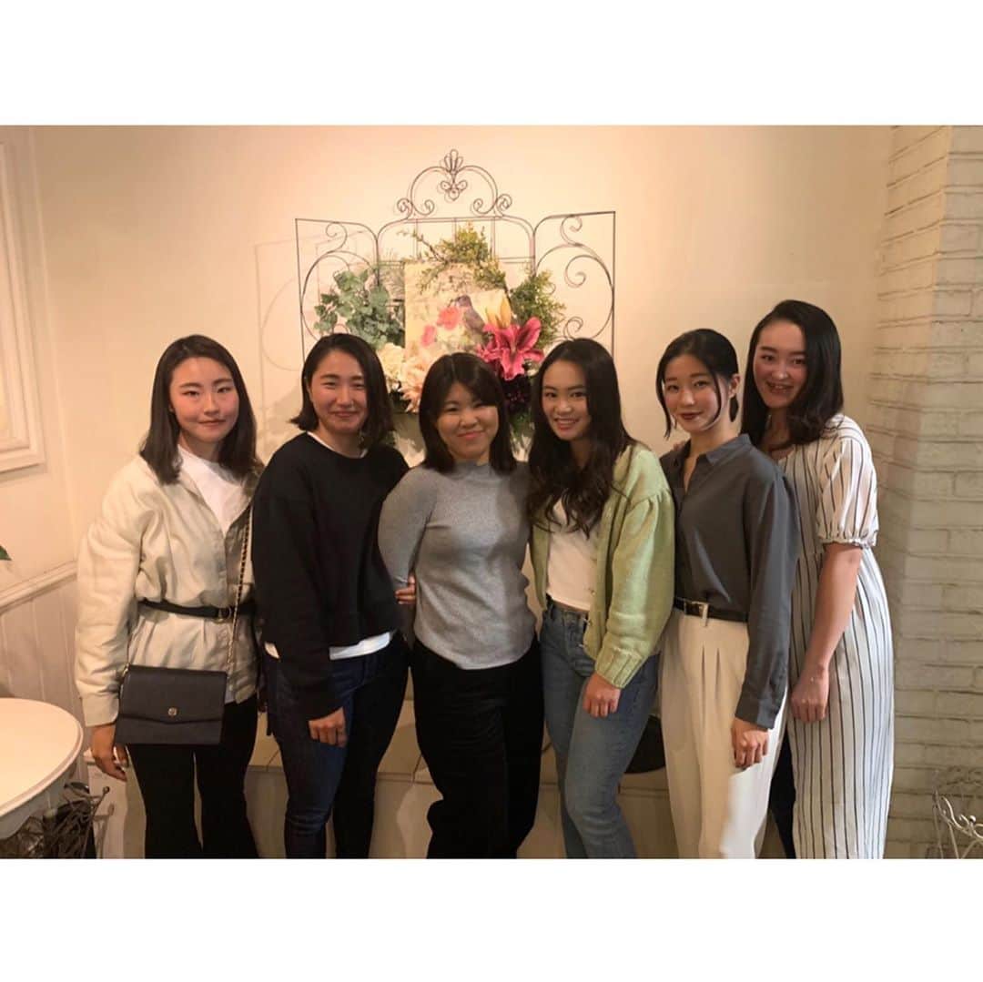 のインスタグラム：「.. 久しぶりに日本体育大学　ゴルフ部のみんなに会いました☺️ . 本当だったら会えてなかった日。 この状況だけに、 最近は気分も上がらずどんよりしがちだったけど。 みんなに会って、 こんな状況だからこそ 今は事態の収束を祈りながら、 くる日くる日を大切に慎重に過ごそうと思いました。 . こうなって初めて気がつくコトがたくさんあります。 . #インスタ映えとは #4.5枚目は映えさせてくれた #ありがとうなつまどかあみ #最後が現実」