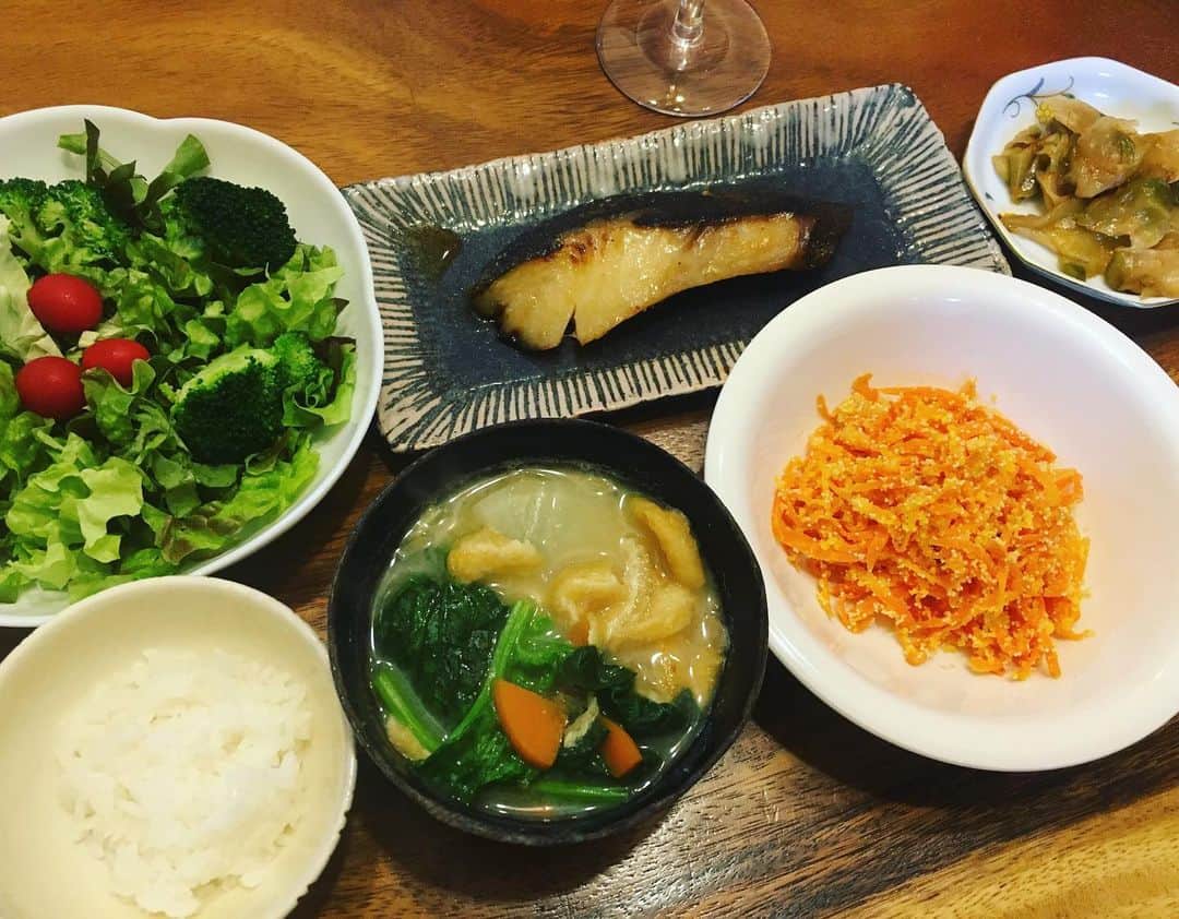 六車奈々さんのインスタグラム写真 - (六車奈々Instagram)「夕食は、母と妹からプレゼントの、お魚を焼きました。 美味しいわぁ\(//∇//)\ あとは、ちぢみほうれん草のお味噌汁などなど。  #お家ごはん #銀だら #おいしすぎる #夕食メニュー」3月21日 20時07分 - nanarokusha