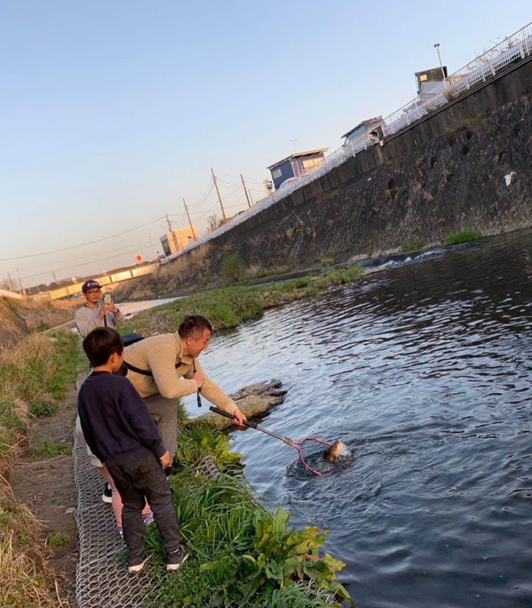 鈴木桂治さんのインスタグラム写真 - (鈴木桂治Instagram)「三連休二日目は昼過ぎから近所で釣り。 管理釣り場でニジマス、近くの川では鯉と違う魚種を味わいました。やっぱり釣りは楽しい。理屈抜き。ギュンギュン引かれて、ネットインしたら嬉しい。ご近所に同じ趣味の友達家族がいてもううれピー🤣😂 #fishing#troutfishing #koi#鯉#コイ#パンコイ」3月21日 20時11分 - gk.kizuna