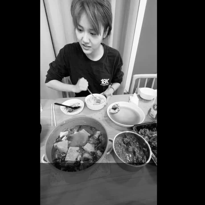 ヘジョンのインスタグラム：「간장게장 먹방.. 갑작스럽게 찍어서 얼굴.....미안 하하...」